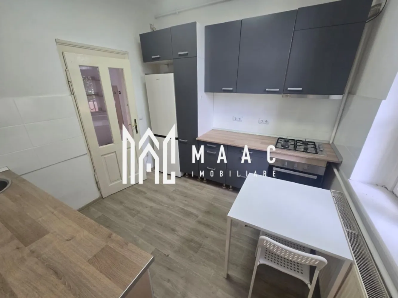 Apartament la casa cu 3 camere si curte Strada Bucegi