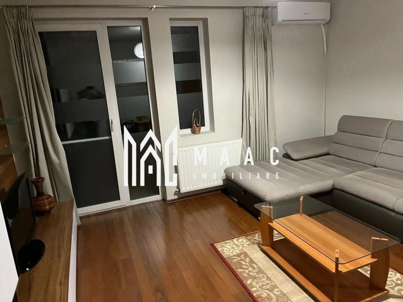 Apartament 2 camere decomandat | Turnișor | - MAAC Imobiliare vă propune spre închiriere un apartament cu 2 camere, decomandat, situat în zona Turnișor din Sibiu. Locuința are o suprafață de 59 mp și este poziționată la etajul 3 din 4. Este complet mobilată și utilată, beneficiind de aer condiționat și electrocasnice: frigider, aragaz, cuptor, cuptor cu microunde, expresor de cafea, mașină de spălat vase, hotă, mașină de spălat rufe și uscător de rufe. Dispune de spații de depozitare bine organizate și un balcon potrivit pentru relaxare. Apartamentul este ideal pentru un cuplu sau familie, însă nu se acceptă animale de companie și nici chiriași cu copii. Pentru detalii suplimentare, consultanță sau programarea unei vizionări, va rugăm să ne contactati specificand ID: CP3055912