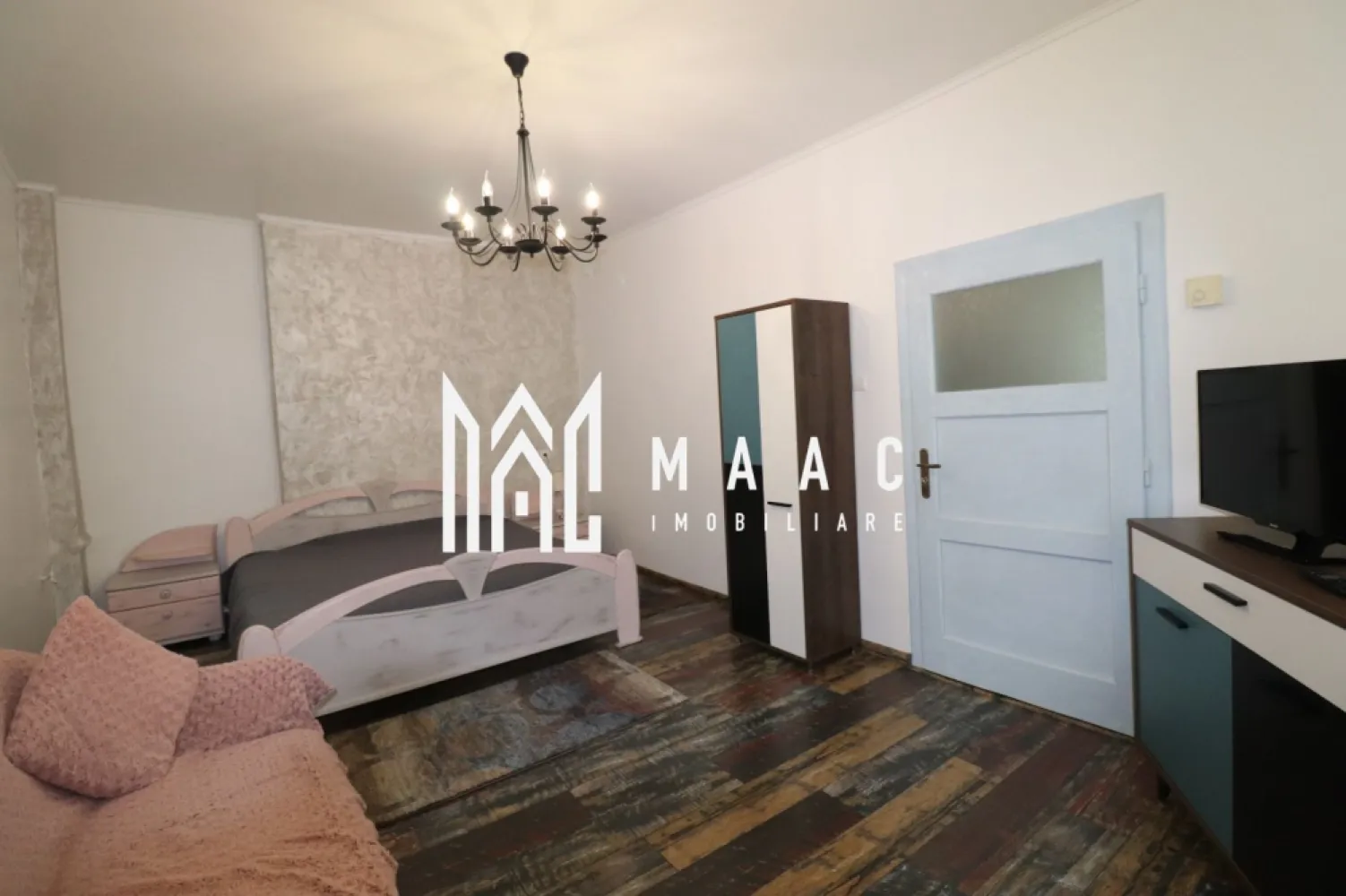 Apartament 2 camere | Etaj 1 | 46 MPU | Ultracentral - MAAC Imobiliare vă propune spre închiriere un apartament cu 2 camere, situat în zona Ultracentral, complet mobilat. Apartamentul este compartimentat practic și dispune de: dormitor living bucătărie open-space baie hol Locuința este amplasată într-o zonă liniștită, cu acces facil către punctele de interes din centrul orașului, precum și către mijloace de transport, magazine și servicii. Pentru mai multe detalii, precizati telefonic ca ati vazut anuntul cu ID: CP3055786 }}