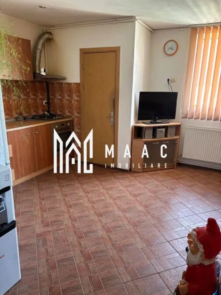Apartament 3 camere | 54 MP | Decomandat | Mobilat | Lazaret - MAAC Imobiliare vă prezintă spre vânzare un apartament, situat la etajul 5/5, ideal pentru locuință sau investiție, în Sibiu.

Caracteristici:
Apartament cu o suprafață utilă de 54 mp.
Compartimentare decomandată.
Situat la etajul 5 din 5.
Mansardă pe un singur nivel, intabulată.
Construcție realizată ulterior, în anul 2007.

Compartimentare:
Living spațios cu bucătărie open space.
Cămară pentru depozitare.
Două dormitoare confortabile.
Baie.

Spații suplimentare:
Pod cu suprafață egală cu cea a apartamentului.
Acces direct în pod din interiorul locuinței.
Posibilitate de extindere și amenajare a încă două camere și o baie, datorită suprafeței.

Avantaje locație:
Aproape de magazine, școli și mijloace de transport.

Pentru mai multe detalii precizati telefonic ca ati vazut anuntul cu ID: CP3055390