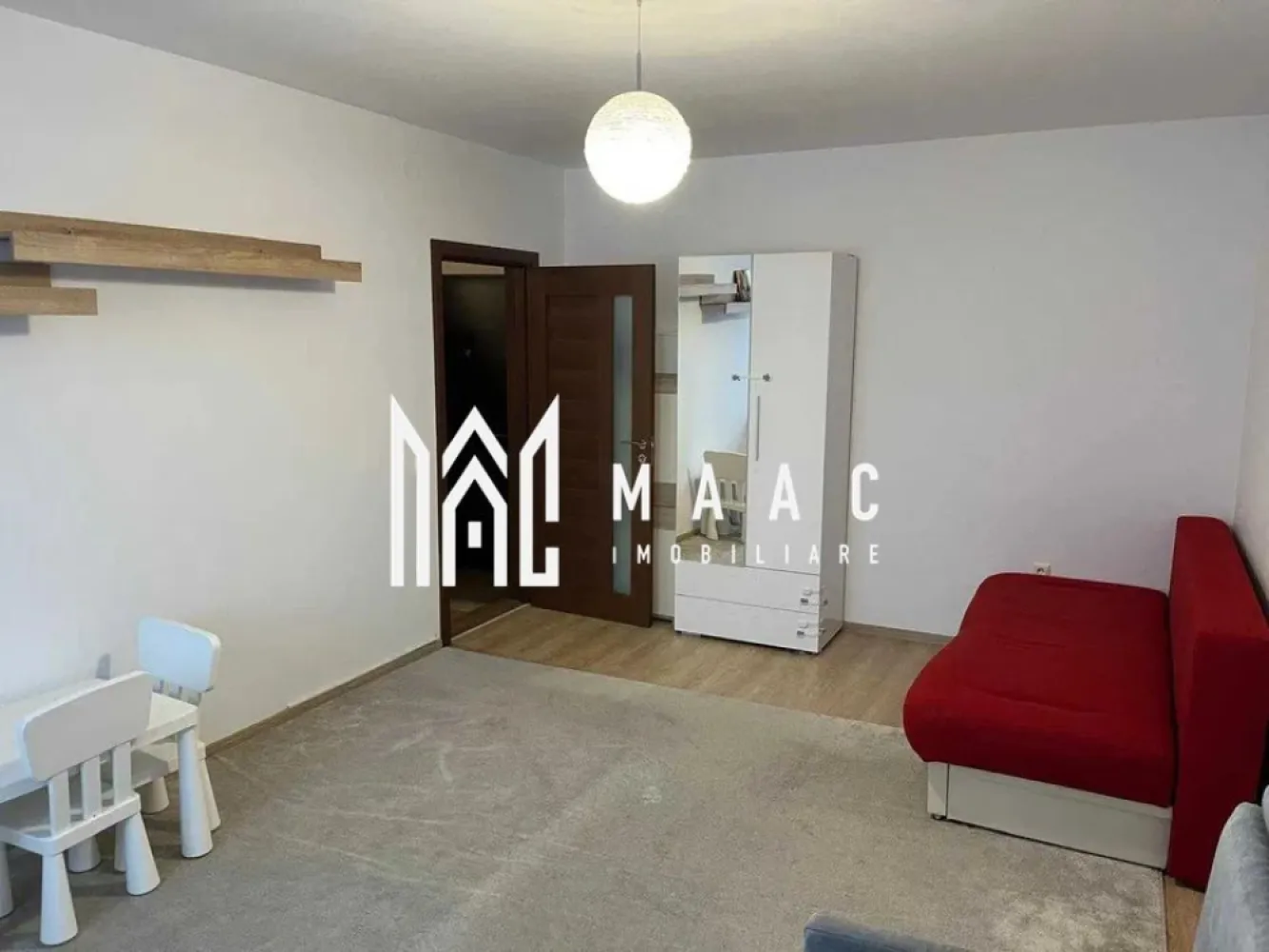 Apartament 2 camere | Etaj 3 | Balcon | Parcare | Turnisor - MAAC Imobiliare vă prezintă spre vânzare un apartament cu 2 camere, complet mobilat și utilat, situat în zona Turnișor.

Caracteristici:
Suprafață utilă: 54 mp
Etaj: 3
An construcție: 2015
Loc de parcare subteran inclus

Compartimentare:
Living luminos (aprox. 20 mp)
Dormitor (aprox. 16 mp)
Bucătărie separată
Baie
Hol
Balcon cu acces din bucătărie și dormitor.

Dotări și finisaje:
Centrală termică proprie și calorifere
Bucătărie complet echipată: frigider, mașină de spălat vase, cuptor electric, plită cu aprindere electrică
Baie dotată cu mașină de spălat rufe
Mobilier bine întreținut
Apartamentul se vinde exact ca în poze.

Avantaje:
Complex rezidențial cu zonă verde și liniște
Acces facil către magazine (Profi, Trans Agape), farmacii, bănci
Stații de transport în comun în apropiere
Ideal atât pentru locuință proprie, cât și pentru investiție.

Pentru mai multe detalii precizati telefonic ca ati vazut anuntul cu ID: CP3055102