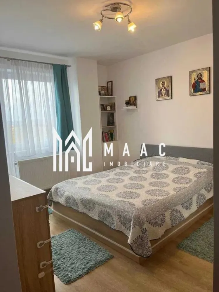 Apartament 2 camere | Etaj 3 | Balcon | Parcare | Turnisor - MAAC Imobiliare vă prezintă spre vânzare un apartament cu 2 camere, complet mobilat și utilat, situat în zona Turnișor.

Caracteristici:
Suprafață utilă: 54 mp
Etaj: 3
An construcție: 2015
Loc de parcare subteran inclus

Compartimentare:
Living luminos (aprox. 20 mp)
Dormitor (aprox. 16 mp)
Bucătărie separată
Baie
Hol
Balcon cu acces din bucătărie și dormitor.

Dotări și finisaje:
Centrală termică proprie și calorifere
Bucătărie complet echipată: frigider, mașină de spălat vase, cuptor electric, plită cu aprindere electrică
Baie dotată cu mașină de spălat rufe
Mobilier bine întreținut
Apartamentul se vinde exact ca în poze.

Avantaje:
Complex rezidențial cu zonă verde și liniște
Acces facil către magazine (Profi, Trans Agape), farmacii, bănci
Stații de transport în comun în apropiere
Ideal atât pentru locuință proprie, cât și pentru investiție.

Pentru mai multe detalii precizati telefonic ca ati vazut anuntul cu ID: CP3055102