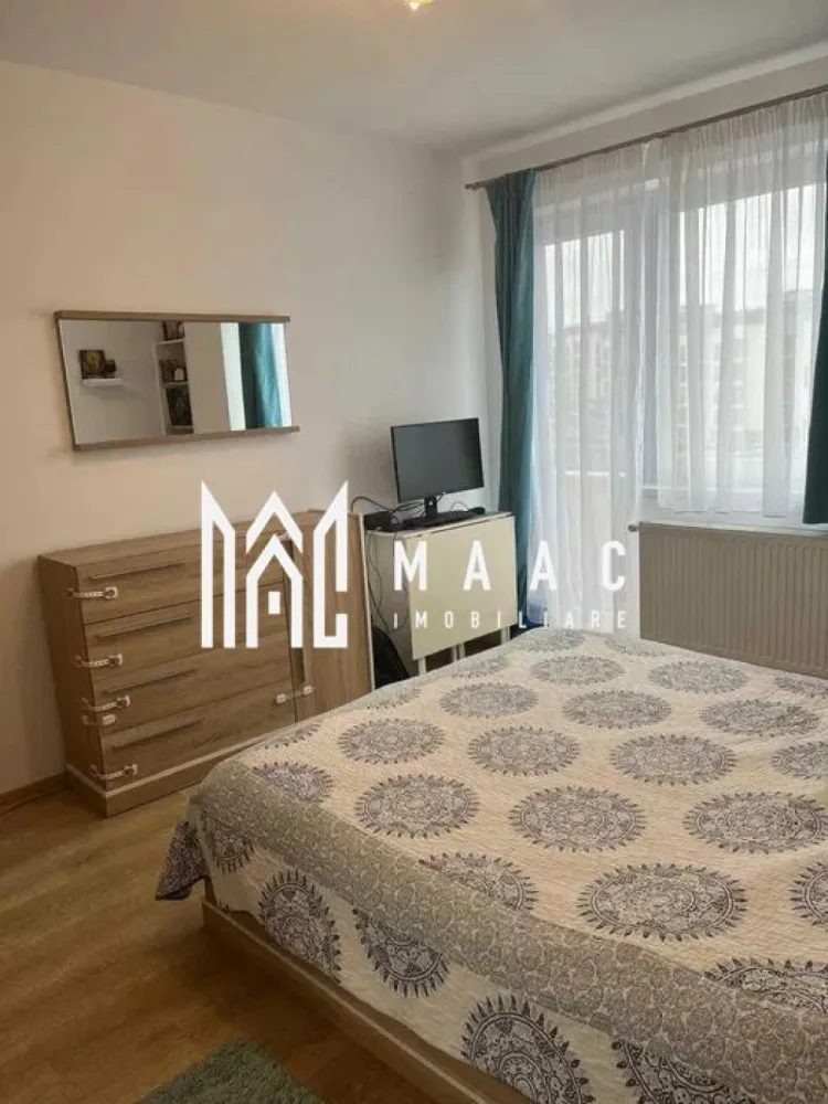 Apartament 2 camere | Etaj 3 | Balcon | Parcare | Turnisor - MAAC Imobiliare vă prezintă spre vânzare un apartament cu 2 camere, complet mobilat și utilat, situat în zona Turnișor.

Caracteristici:
Suprafață utilă: 54 mp
Etaj: 3
An construcție: 2015
Loc de parcare subteran inclus

Compartimentare:
Living luminos (aprox. 20 mp)
Dormitor (aprox. 16 mp)
Bucătărie separată
Baie
Hol
Balcon cu acces din bucătărie și dormitor.

Dotări și finisaje:
Centrală termică proprie și calorifere
Bucătărie complet echipată: frigider, mașină de spălat vase, cuptor electric, plită cu aprindere electrică
Baie dotată cu mașină de spălat rufe
Mobilier bine întreținut
Apartamentul se vinde exact ca în poze.

Avantaje:
Complex rezidențial cu zonă verde și liniște
Acces facil către magazine (Profi, Trans Agape), farmacii, bănci
Stații de transport în comun în apropiere
Ideal atât pentru locuință proprie, cât și pentru investiție.

Pentru mai multe detalii precizati telefonic ca ati vazut anuntul cu ID: CP3055102