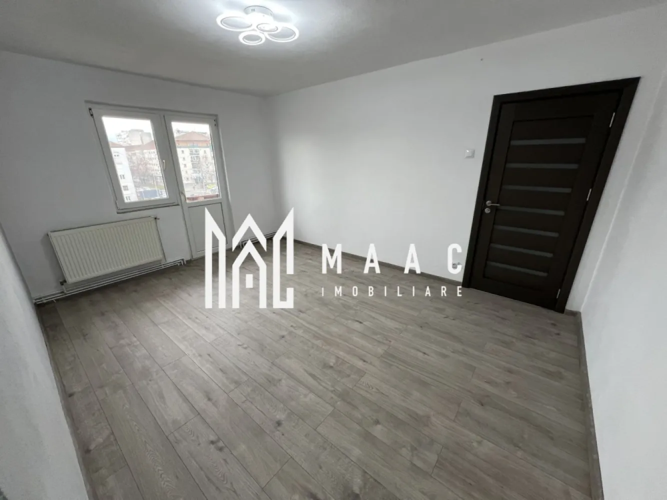 Apartament 2 camere | Renovat complet | 41 MPU | Rahova - MAAC Imobiliare vă prezintă spre vânzare un apartament cu 2 camere, situat la etajul 4 din 4, în zona Rahova.

Caracteristici:
Apartament cu 2 camere semidecomandate.
Suprafață utilă de aproximativ 41 mp.
Situat la etajul 4 din 4 într-un imobil tip P+4.
Locuință renovată, pregătită pentru mutare imediată.

Compartimentare:
Două camere semidecomandate.
Bucătărie.
Baie.
Două holuri.
Debara pentru depozitare.
Balcon.

Spații suplimentare:
Pivniță, ideală pentru depozitare suplimentară.

Îmbunătățiri și dotări:
Ușă metalică la intrare.
Centrală termică proprie.
Izolație exterioară a imobilului.
Geamuri termopan cu tâmplărie PVC.
Cablu TV și internet prin fibră optică.

Avantaje locație
Aproape de grădinițe, magazine și mijloace de transport în comun.
Acces facil către principalele puncte de interes din oraș.

Aspecte juridice și financiare
Imobil liber de sarcini.
Se acceptă achiziția prin credit bancar.

Pentru mai multe detalii precizati telefonic ca ati vazut anuntul cu ID: CP3055052