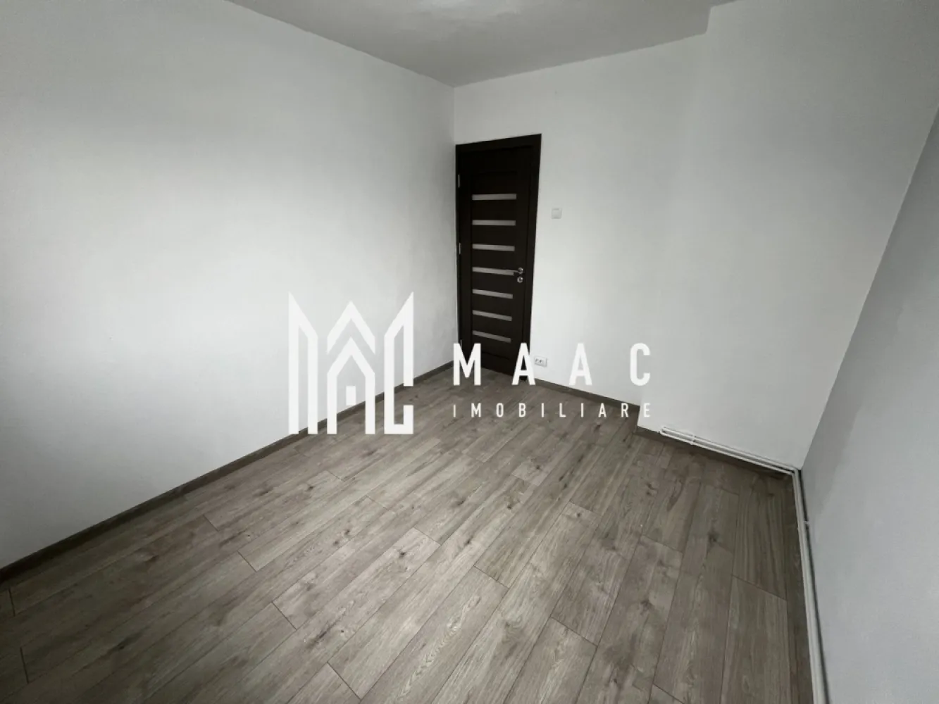 Apartament 2 camere | Renovat complet | 41 MPU | Rahova - MAAC Imobiliare vă prezintă spre vânzare un apartament cu 2 camere, situat la etajul 4 din 4, în zona Rahova.

Caracteristici:
Apartament cu 2 camere semidecomandate.
Suprafață utilă de aproximativ 41 mp.
Situat la etajul 4 din 4 într-un imobil tip P+4.
Locuință renovată, pregătită pentru mutare imediată.

Compartimentare:
Două camere semidecomandate.
Bucătărie.
Baie.
Două holuri.
Debara pentru depozitare.
Balcon.

Spații suplimentare:
Pivniță, ideală pentru depozitare suplimentară.

Îmbunătățiri și dotări:
Ușă metalică la intrare.
Centrală termică proprie.
Izolație exterioară a imobilului.
Geamuri termopan cu tâmplărie PVC.
Cablu TV și internet prin fibră optică.

Avantaje locație
Aproape de grădinițe, magazine și mijloace de transport în comun.
Acces facil către principalele puncte de interes din oraș.

Aspecte juridice și financiare
Imobil liber de sarcini.
Se acceptă achiziția prin credit bancar.

Pentru mai multe detalii precizati telefonic ca ati vazut anuntul cu ID: CP3055052