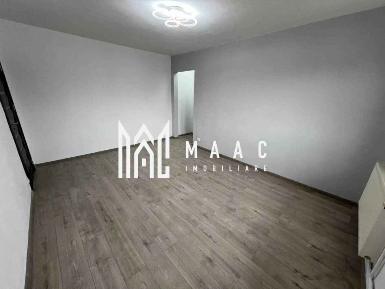 Apartament 2 camere | Renovat complet | 41 MPU | Rahova - MAAC Imobiliare vă prezintă spre vânzare un apartament cu 2 camere, situat la etajul 4 din 4, în zona Rahova.

Caracteristici:
Apartament cu 2 camere semidecomandate.
Suprafață utilă de aproximativ 41 mp.
Situat la etajul 4 din 4 într-un imobil tip P+4.
Locuință renovată, pregătită pentru mutare imediată.

Compartimentare:
Două camere semidecomandate.
Bucătărie.
Baie.
Două holuri.
Debara pentru depozitare.
Balcon.

Spații suplimentare:
Pivniță, ideală pentru depozitare suplimentară.

Îmbunătățiri și dotări:
Ușă metalică la intrare.
Centrală termică proprie.
Izolație exterioară a imobilului.
Geamuri termopan cu tâmplărie PVC.
Cablu TV și internet prin fibră optică.

Avantaje locație
Aproape de grădinițe, magazine și mijloace de transport în comun.
Acces facil către principalele puncte de interes din oraș.

Aspecte juridice și financiare
Imobil liber de sarcini.
Se acceptă achiziția prin credit bancar.

Pentru mai multe detalii precizati telefonic ca ati vazut anuntul cu ID: CP3055052
