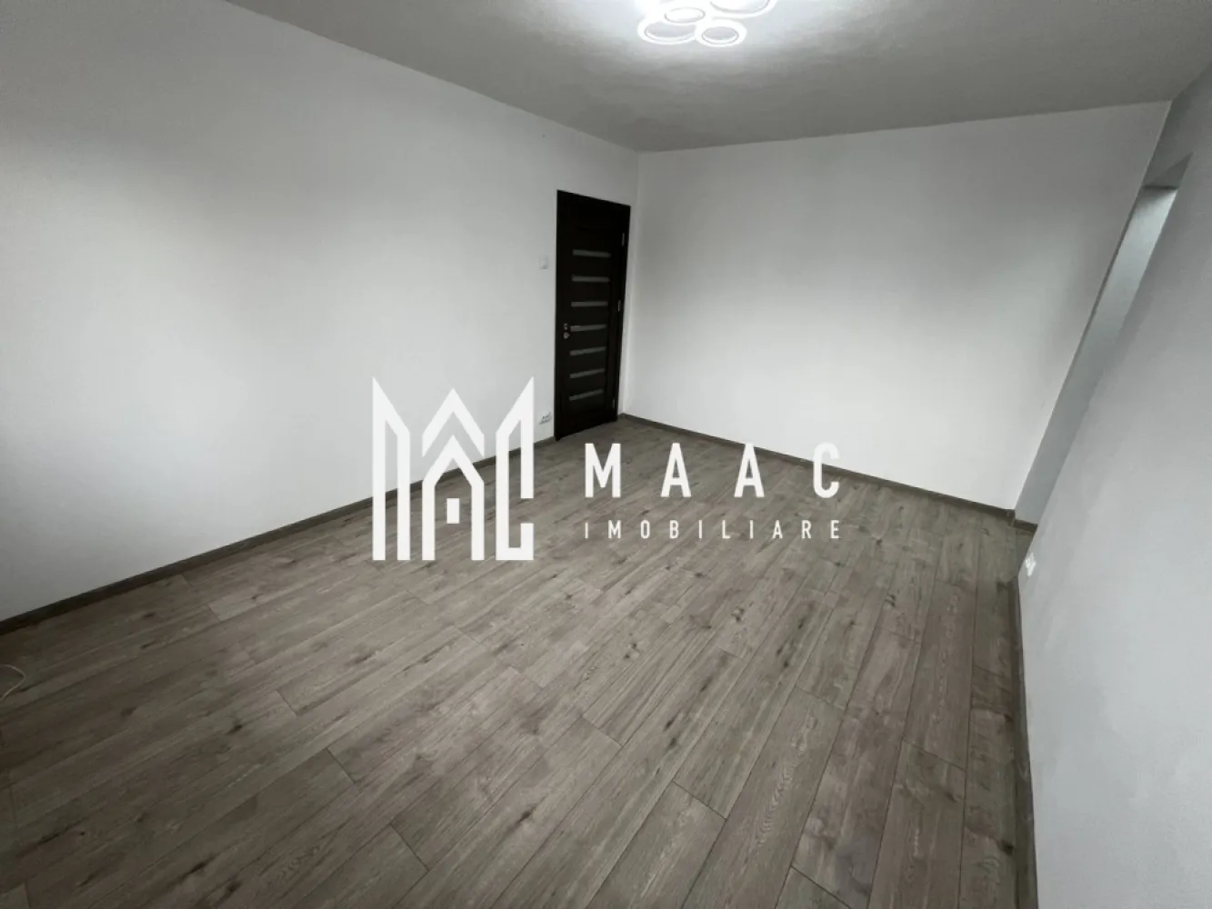 Apartament 2 camere | Renovat complet | 41 MPU | Rahova - MAAC Imobiliare vă prezintă spre vânzare un apartament cu 2 camere, situat la etajul 4 din 4, în zona Rahova.

Caracteristici:
Apartament cu 2 camere semidecomandate.
Suprafață utilă de aproximativ 41 mp.
Situat la etajul 4 din 4 într-un imobil tip P+4.
Locuință renovată, pregătită pentru mutare imediată.

Compartimentare:
Două camere semidecomandate.
Bucătărie.
Baie.
Două holuri.
Debara pentru depozitare.
Balcon.

Spații suplimentare:
Pivniță, ideală pentru depozitare suplimentară.

Îmbunătățiri și dotări:
Ușă metalică la intrare.
Centrală termică proprie.
Izolație exterioară a imobilului.
Geamuri termopan cu tâmplărie PVC.
Cablu TV și internet prin fibră optică.

Avantaje locație
Aproape de grădinițe, magazine și mijloace de transport în comun.
Acces facil către principalele puncte de interes din oraș.

Aspecte juridice și financiare
Imobil liber de sarcini.
Se acceptă achiziția prin credit bancar.

Pentru mai multe detalii precizati telefonic ca ati vazut anuntul cu ID: CP3055052