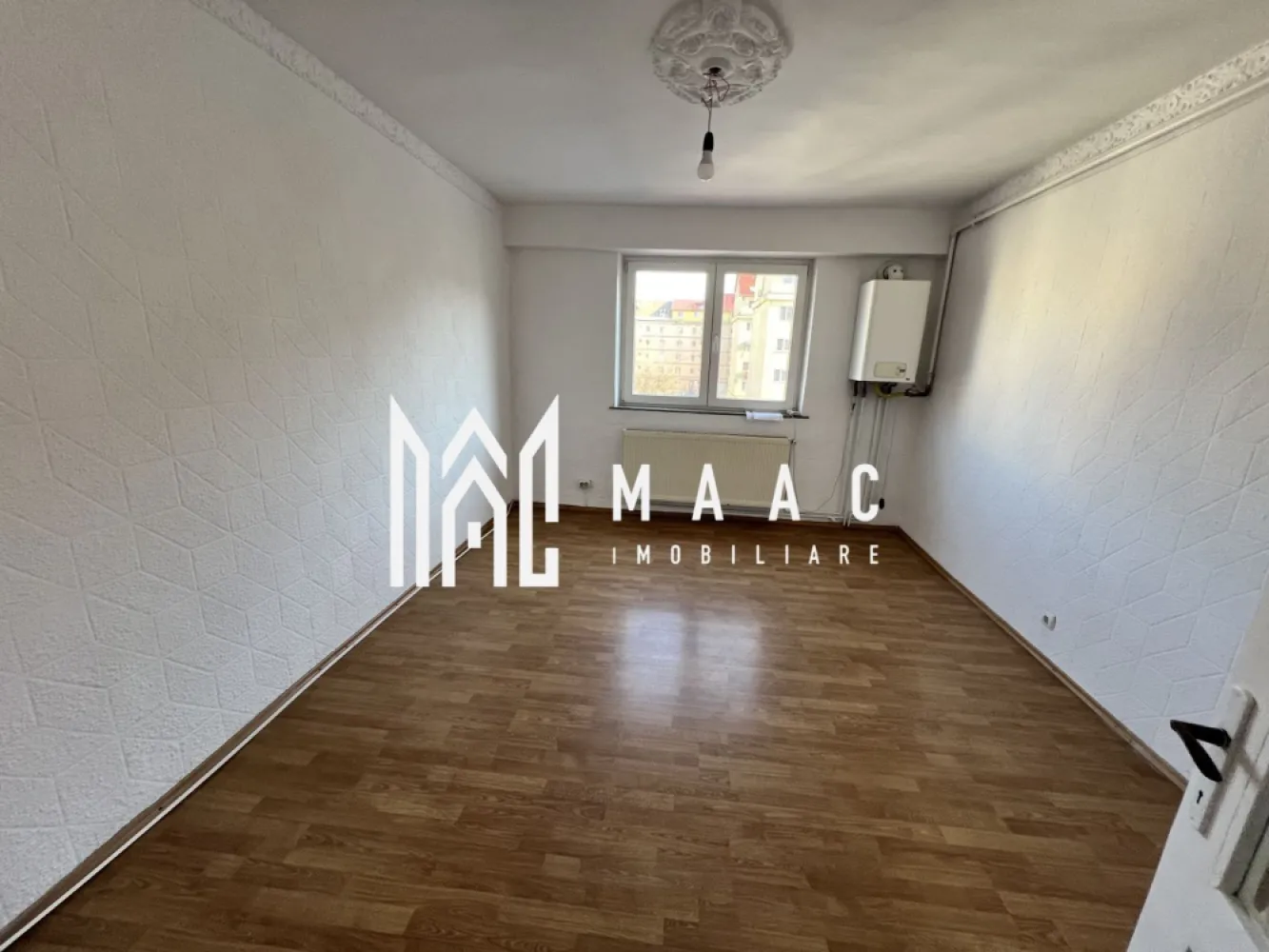 Garsoniera | Etaj 3 | Pretabil investitie | Zona Lazaret - MAAC Imobiliare vă prezintă spre vânzare o garsonieră renovată, situată la etajul 3 al unui imobil P+4+M, în zona Lazaret.

Caracteristici:
Garsonieră cu 1 cameră.
Suprafață utilă 22 mp.
Situată la etajul 3 într-un imobil bine întreținut.
Locuință renovată, ideală pentru mutare imediată sau investiție.

Compartimentare:
Cameră.
Bucătărie separată.
Baie.

Îmbunătățiri și finisaje:
Gresie și faianță.
Izolație exterioară a imobilului.
Ușă metalică la intrare.
Geamuri termopan cu tâmplărie PVC.
Centrală termică proprie.
Cablu TV și acces la internet prin fibră optică.

Avantaje locație
Zonă bine conectată, cu acces rapid către centru și puncte de interes.
Aproape de magazine, mijloace de transport și alte facilități.

entru mai multe detalii precizati telefonic ca ati vazut anuntul cu ID: CP3054525