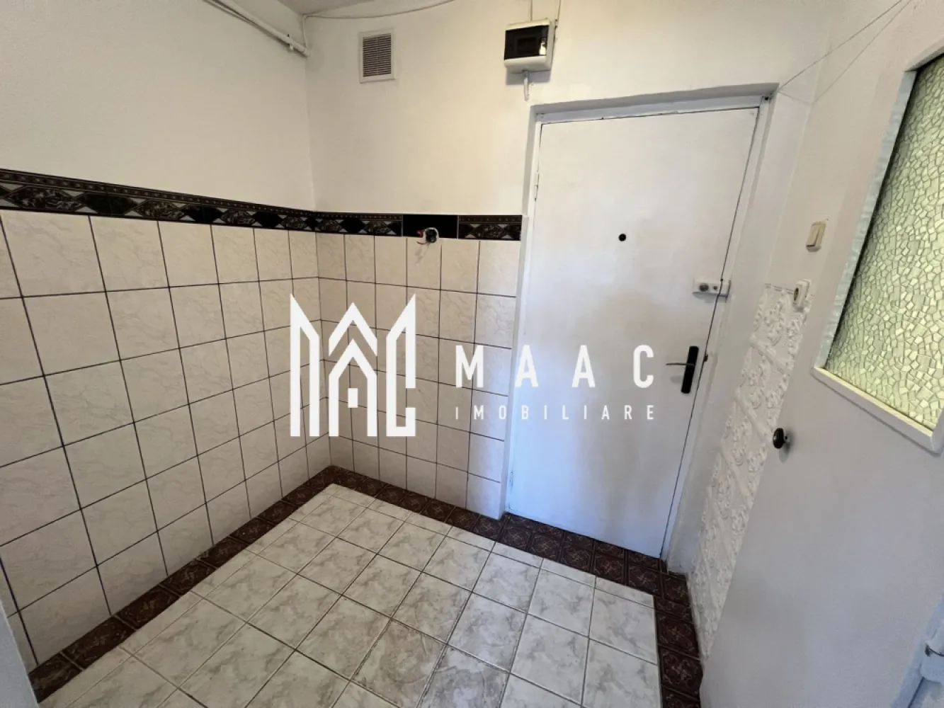 Garsoniera | Etaj 3 | Pretabil investitie | Zona Lazaret - MAAC Imobiliare vă prezintă spre vânzare o garsonieră renovată, situată la etajul 3 al unui imobil P+4+M, în zona Lazaret.

Caracteristici:
Garsonieră cu 1 cameră.
Suprafață utilă 22 mp.
Situată la etajul 3 într-un imobil bine întreținut.
Locuință renovată, ideală pentru mutare imediată sau investiție.

Compartimentare:
Cameră.
Bucătărie separată.
Baie.

Îmbunătățiri și finisaje:
Gresie și faianță.
Izolație exterioară a imobilului.
Ușă metalică la intrare.
Geamuri termopan cu tâmplărie PVC.
Centrală termică proprie.
Cablu TV și acces la internet prin fibră optică.

Avantaje locație
Zonă bine conectată, cu acces rapid către centru și puncte de interes.
Aproape de magazine, mijloace de transport și alte facilități.

entru mai multe detalii precizati telefonic ca ati vazut anuntul cu ID: CP3054525