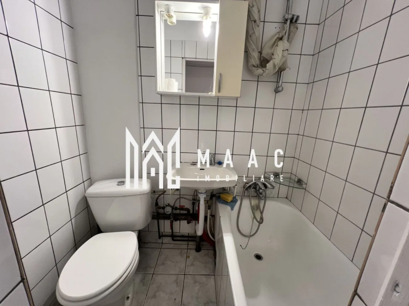 Garsoniera | Etaj 3 | Pretabil investitie | Zona Lazaret - MAAC Imobiliare vă prezintă spre vânzare o garsonieră renovată, situată la etajul 3 al unui imobil P+4+M, în zona Lazaret.

Caracteristici:
Garsonieră cu 1 cameră.
Suprafață utilă 22 mp.
Situată la etajul 3 într-un imobil bine întreținut.
Locuință renovată, ideală pentru mutare imediată sau investiție.

Compartimentare:
Cameră.
Bucătărie separată.
Baie.

Îmbunătățiri și finisaje:
Gresie și faianță.
Izolație exterioară a imobilului.
Ușă metalică la intrare.
Geamuri termopan cu tâmplărie PVC.
Centrală termică proprie.
Cablu TV și acces la internet prin fibră optică.

Avantaje locație
Zonă bine conectată, cu acces rapid către centru și puncte de interes.
Aproape de magazine, mijloace de transport și alte facilități.

entru mai multe detalii precizati telefonic ca ati vazut anuntul cu ID: CP3054525