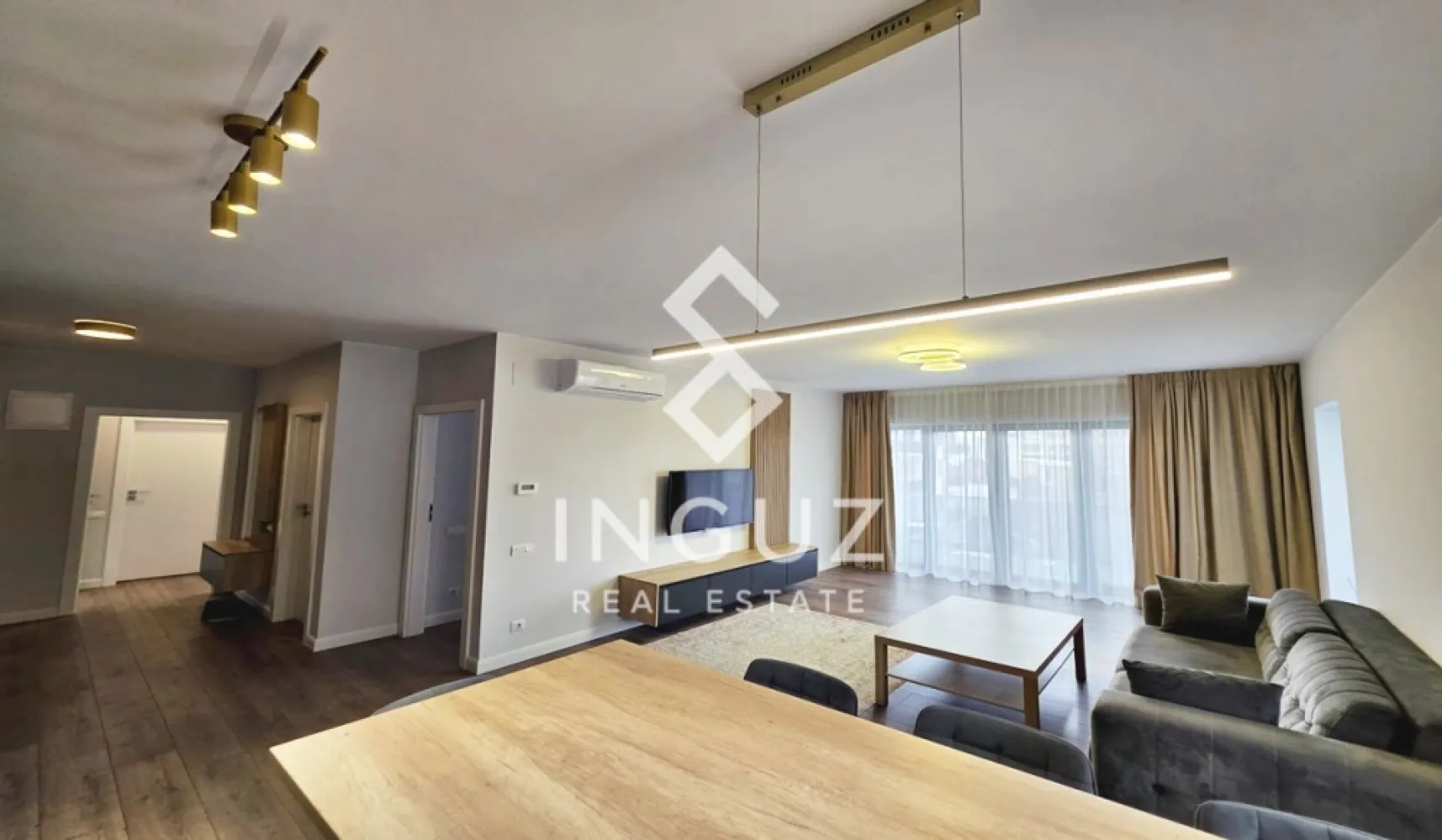 Apartament 3 camere de închiriat – Cortina North | Parcare inclusă | P - Apartament 3 camere de închiriat – Cortina North | Parcare inclusă | Premium Se oferă spre închiriere un apartament modern de 3 camere, situat în complexul rezidențial Cortina North, una dintre cele mai apreciate zone din nordul capitalei. Apartamentul dispune de o suprafață generoasă de 77.5 mp utili, fiind ideal pentru cei care caută confort, spațiu și facilități premium. Detalii proprietate: 3 camere Suprafață utilă: 77.5 mp Dormitor matrimonial cu baie proprie (cadă) Baie secundară cu cabină de duș Bucătărie închisă Complet mobilat și utilat Loc de parcare subteran inclus Facilități complex Cortina North: Bazin semi-olimpic Zonă fitness & wellness Pistă de alergare Spații comerciale în dezvoltare Securitate 24/7 (pază, supraveghere video, acces controlat) Peste 10.000 mp de spații verzi Acces rapid către principalele puncte de interes din nordul Bucureștiului Disponibil imediat Preț: 1300 € / lună (TVA inclus) Comision agenție: 50% din prima lună }}