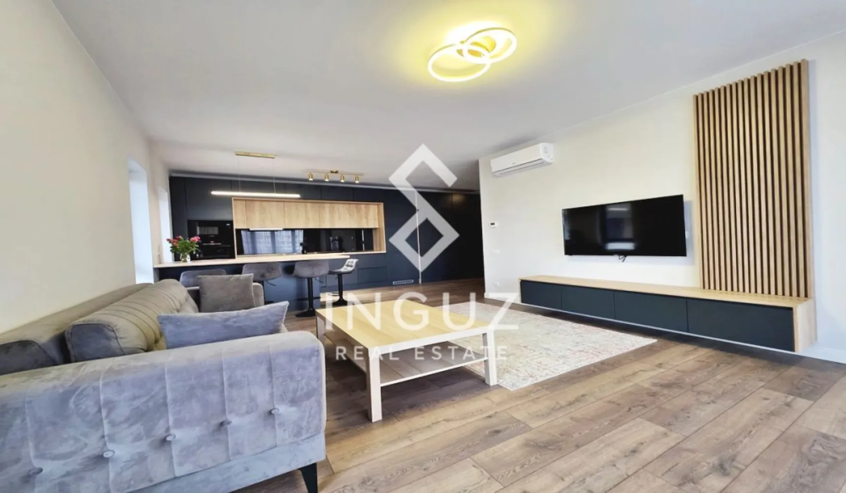 Apartament 3 camere de închiriat – Cortina North | Parcare inclusă | P - Apartament 3 camere de închiriat – Cortina North | Parcare inclusă | Premium Se oferă spre închiriere un apartament modern de 3 camere, situat în complexul rezidențial Cortina North, una dintre cele mai apreciate zone din nordul capitalei. Apartamentul dispune de o suprafață generoasă de 77.5 mp utili, fiind ideal pentru cei care caută confort, spațiu și facilități premium. Detalii proprietate: 3 camere Suprafață utilă: 77.5 mp Dormitor matrimonial cu baie proprie (cadă) Baie secundară cu cabină de duș Bucătărie închisă Complet mobilat și utilat Loc de parcare subteran inclus Facilități complex Cortina North: Bazin semi-olimpic Zonă fitness & wellness Pistă de alergare Spații comerciale în dezvoltare Securitate 24/7 (pază, supraveghere video, acces controlat) Peste 10.000 mp de spații verzi Acces rapid către principalele puncte de interes din nordul Bucureștiului Disponibil imediat Preț: 1300 € / lună (TVA inclus) Comision agenție: 50% din prima lună }}