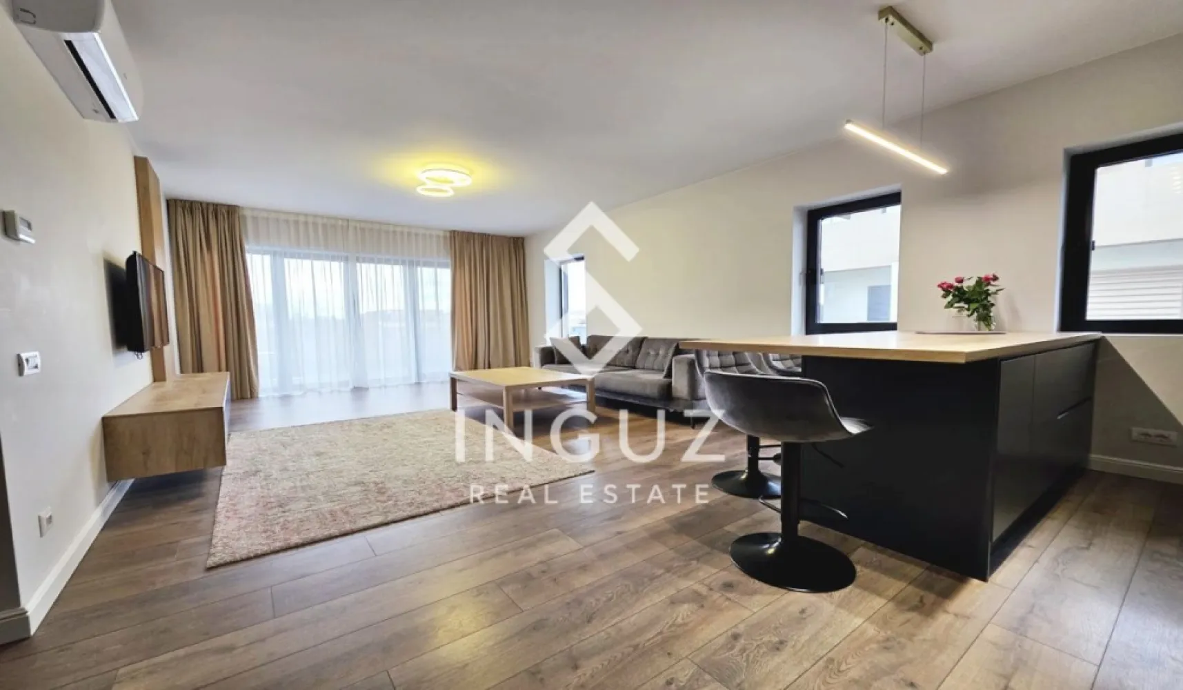 Apartament 3 camere de închiriat – Cortina North | Parcare inclusă | P - Apartament 3 camere de închiriat – Cortina North | Parcare inclusă | Premium Se oferă spre închiriere un apartament modern de 3 camere, situat în complexul rezidențial Cortina North, una dintre cele mai apreciate zone din nordul capitalei. Apartamentul dispune de o suprafață generoasă de 77.5 mp utili, fiind ideal pentru cei care caută confort, spațiu și facilități premium. Detalii proprietate: 3 camere Suprafață utilă: 77.5 mp Dormitor matrimonial cu baie proprie (cadă) Baie secundară cu cabină de duș Bucătărie închisă Complet mobilat și utilat Loc de parcare subteran inclus Facilități complex Cortina North: Bazin semi-olimpic Zonă fitness & wellness Pistă de alergare Spații comerciale în dezvoltare Securitate 24/7 (pază, supraveghere video, acces controlat) Peste 10.000 mp de spații verzi Acces rapid către principalele puncte de interes din nordul Bucureștiului Disponibil imediat Preț: 1300 € / lună (TVA inclus) Comision agenție: 50% din prima lună }}