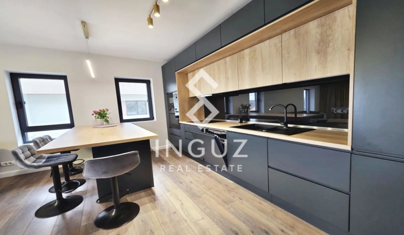 Apartament 3 camere de închiriat – Cortina North | Parcare inclusă | P - Apartament 3 camere de închiriat – Cortina North | Parcare inclusă | Premium Se oferă spre închiriere un apartament modern de 3 camere, situat în complexul rezidențial Cortina North, una dintre cele mai apreciate zone din nordul capitalei. Apartamentul dispune de o suprafață generoasă de 77.5 mp utili, fiind ideal pentru cei care caută confort, spațiu și facilități premium. Detalii proprietate: 3 camere Suprafață utilă: 77.5 mp Dormitor matrimonial cu baie proprie (cadă) Baie secundară cu cabină de duș Bucătărie închisă Complet mobilat și utilat Loc de parcare subteran inclus Facilități complex Cortina North: Bazin semi-olimpic Zonă fitness & wellness Pistă de alergare Spații comerciale în dezvoltare Securitate 24/7 (pază, supraveghere video, acces controlat) Peste 10.000 mp de spații verzi Acces rapid către principalele puncte de interes din nordul Bucureștiului Disponibil imediat Preț: 1300 € / lună (TVA inclus) Comision agenție: 50% din prima lună }}