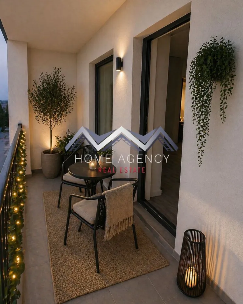 Apartament 3 camere Otopeni central | bloc nou, parcare, comision 0 - Vă propunem, spre vânzare, un apartament de 3 camere modern, situat într-un bloc nou D+P+3mansardat, aflat în zona centrală a orașului Otopeni. Este alegerea ideală atât pentru o locuință confortabilă și bine organizată, cât și pentru o investiție sigură și profitabilă, fie pentru închiriere pe termen lung, fie în regim hotelier prin platforme precum Airbnb sau Booking. Preț final: 155.000 euro (TVA inclus) negociabil | 1 loc de parcare subteran inclus | comision 0 Compartimentarea a fost gândită astfel încât să ofere funcționalitate și confort. Livingul este integrat cu o bucătărie retrasă, pe o suprafață utilă de 33,56 mp, cu deschidere spre balcon. Cele două dormitoare sunt spațioase și primitoare, unul dintre ele beneficiază de acces direct către o terasă privată de 7,71 mp. Apartamentul dispune de o baie modernă, dotată cu duș walk-in și fereastră, precum și de un WC de serviciu separat, ceea ce sporește gradul de confort. Confortul termic este asigurat de centrala proprie și încălzirea prin pardoseală, o soluție modernă care oferă o temperatură uniformă în toate camerele și contribuie la reducerea costurilor de întreținere. Apartamentul este racordat la toate utilitățile publice – apă, gaze, electricitate și canalizare – și dispune de un loc de parcare inclus în preț, pentru un plus de confort și siguranță. Un alt avantaj important îl reprezintă poziționarea excelentă. Apartamentul se află la doar 10 minute de mers pe jos până la piață și magazine, iar școala este accesibilă la cel mult 15 minute pe jos (4 minute cu mașina). Totodată, în imediata apropiere există restaurante, supermarketuri, farmacii, bănci, transport public. Accesul către DN1, Centura Capitalei și Aeroportul Henri Coandă este rapid și facil, iar în perspectivă, zona va fi deservită și de viitoarea stație de metrou. Prețul afișat nu include TVA. Randările reprezintă sugestii de amenajare. Programează acum o vizionare!