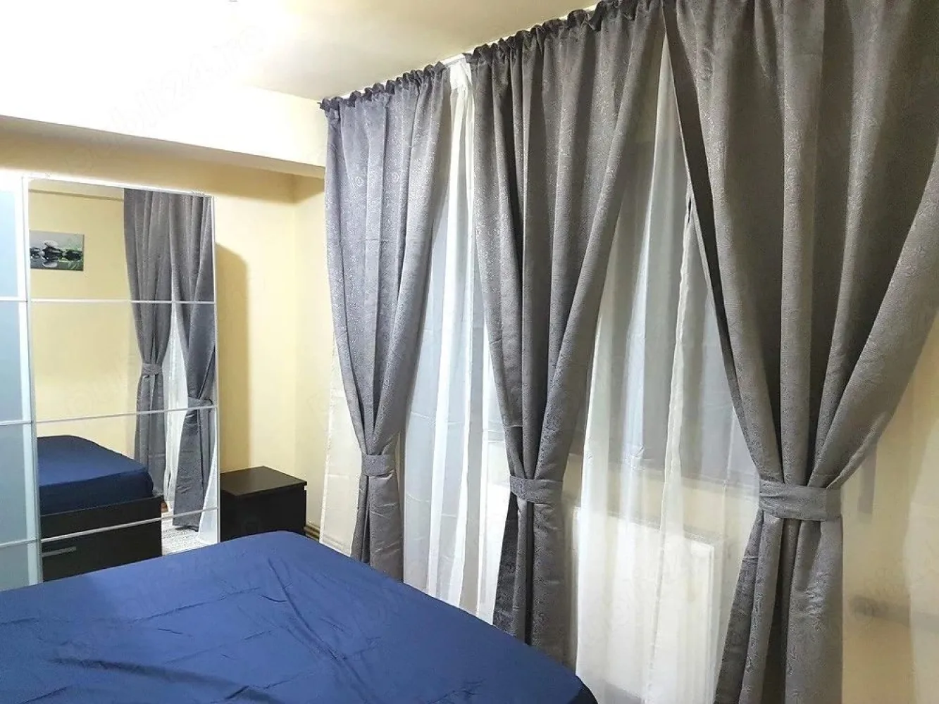De inchiriat apartament cu 2 camere Mazepa 1, 420 euro - Se oferă spre închiriere apartament cu 2 camere, situat ultracentral, stradal.
Apartamentul este spațios, curat și luminos, situat la etajul 5 din 10, într-un bloc cu lift.
Dispune de:
- 2 balcoane mari, pe toată lungimea apartamentului
- Baie cu geam
- Centrală termică proprie
- Aer condiționat
- TV
- Frigider
- Mașină de spălat
- Aspirator
- Calorifere duble
- Apă trasă separat
Este renovat, mobilat modern și complet utilat, gata de mutare.
 Locație excelentă – zonă centrală, cu acces facil la toate punctele de interes.
Pret 420 euro/luna negociabil.
La incheierea contractului de inchiriere chiriasul va achita o chirie, o garantie egala cu chiria si comisionul agentiei imobiliare.
Disponibil imediat
 Contract minim 12 luni.
Pentru alte detalii si programare vizionare apelati 0746.252.252 Liliana Ene.