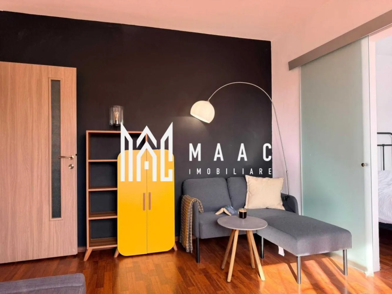 Apartament 2 camere | 45MPU | Mobilat utilat | Hipodrom II - MAAC Imobiliare propune spre închiriere un apartament cu 2 camere, mobilat și utilat complet, optimizat pentru un cuplu sau studenți. Proprietatea este pregătită pentru ocupare imediată.

Specificații și Dotări:
Compartimentare: Nedecomandat.
Living: Zonă de zi , complet mobilată.
Dormitor: Echipat cu pat dublu și zonă de lucru (birou și scaun ergonomic).
Bucătărie: Mobilată și utilată
Dotări suplimentare: Uscător de haine electric (avantaj practic pentru întreținere).

Locație și Acces:
Apartamentul oferă acces rapid către punctele de interes urban, fiind situat într-o zonă care facilitează deplasarea către facultăți și centre comerciale.

Condiții de Închiriere:
Garanție: Se percepe o garanție în cuantumul unei chirii lunare.
Politica privind animalele de companie: Nu sunt acceptate.
Disponibilitate: Mutare imediată.

Pentru detalii suplimentare și vizionări, contactați specificand ID: CP3044047.
