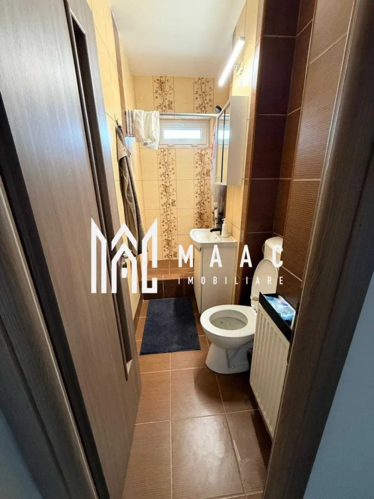 Apartament 2 camere | 45MPU | Mobilat utilat | Hipodrom II - MAAC Imobiliare propune spre închiriere un apartament cu 2 camere, mobilat și utilat complet, optimizat pentru un cuplu sau studenți. Proprietatea este pregătită pentru ocupare imediată.

Specificații și Dotări:
Compartimentare: Nedecomandat.
Living: Zonă de zi , complet mobilată.
Dormitor: Echipat cu pat dublu și zonă de lucru (birou și scaun ergonomic).
Bucătărie: Mobilată și utilată
Dotări suplimentare: Uscător de haine electric (avantaj practic pentru întreținere).

Locație și Acces:
Apartamentul oferă acces rapid către punctele de interes urban, fiind situat într-o zonă care facilitează deplasarea către facultăți și centre comerciale.

Condiții de Închiriere:
Garanție: Se percepe o garanție în cuantumul unei chirii lunare.
Politica privind animalele de companie: Nu sunt acceptate.
Disponibilitate: Mutare imediată.

Pentru detalii suplimentare și vizionări, contactați specificand ID: CP3044047.