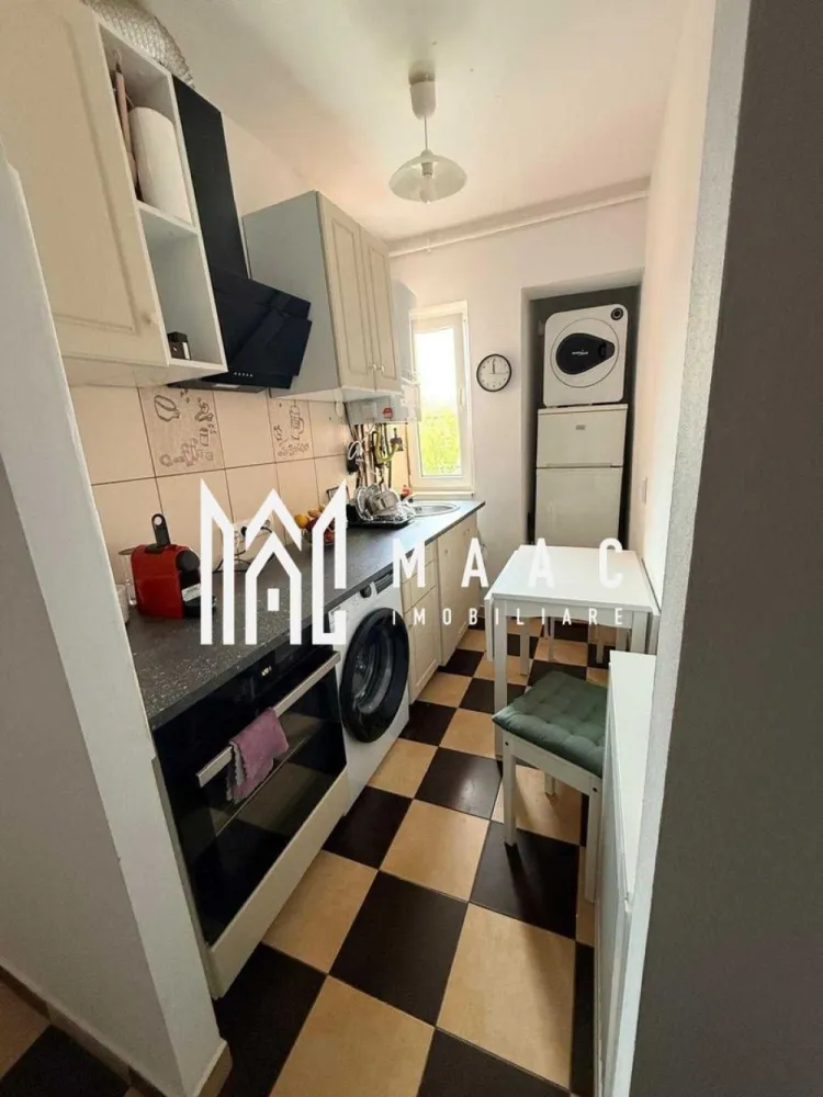 Apartament 2 camere | 45MPU | Mobilat utilat | Hipodrom II - MAAC Imobiliare propune spre închiriere un apartament cu 2 camere, mobilat și utilat complet, optimizat pentru un cuplu sau studenți. Proprietatea este pregătită pentru ocupare imediată.

Specificații și Dotări:
Compartimentare: Nedecomandat.
Living: Zonă de zi , complet mobilată.
Dormitor: Echipat cu pat dublu și zonă de lucru (birou și scaun ergonomic).
Bucătărie: Mobilată și utilată
Dotări suplimentare: Uscător de haine electric (avantaj practic pentru întreținere).

Locație și Acces:
Apartamentul oferă acces rapid către punctele de interes urban, fiind situat într-o zonă care facilitează deplasarea către facultăți și centre comerciale.

Condiții de Închiriere:
Garanție: Se percepe o garanție în cuantumul unei chirii lunare.
Politica privind animalele de companie: Nu sunt acceptate.
Disponibilitate: Mutare imediată.

Pentru detalii suplimentare și vizionări, contactați specificand ID: CP3044047.