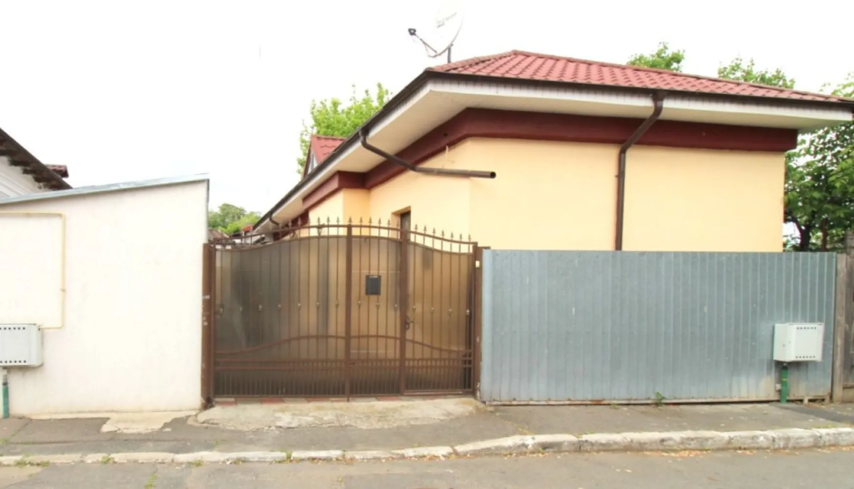 De vanzare casa cu 3 camere, zona Port, 65.000 euro - Vă propunem spre vânzare o casă situată într-o zonă liniștită și sigură, în apropierea Portului , într-o zonă neinundabilă, cu acces facil către puncte de interes importante. Imobilul este construit pe structură din cărămidă, acoperit cu tablă tip Lindab și beneficiază de izolație exterioară cu polistiren de 10 cm, oferind un bun confort termic. Proprietatea are o suprafață de teren de 139 mp, cu o deschidere de 9 ml, iar suprafața construită este de 81 mp. Casa este dispusă pe parter și este compartimentată în 3 camere, bucătărie, hol și baie prevăzută cu geam pentru aerisire naturală. Imobilul este racordat la curent electric, apă și canalizare, iar gazele sunt disponibile chiar în fața porții. Curtea interioară este amenajată cu dale, oferind un spațiu practic și ușor de întreținut. Locația este un mare avantaj, proprietatea fiind situată în apropiere de zone comerciale, școli, restaurante, zone verzi și spații de agrement. Casa dispune de tâmplărie PVC cu geam termopan, izolație exterioară, gresie și faianță, fiind pregătită pentru locuire. Prețul propus pentru vânzare este de 65.000 euro. Oferta este prezentată prin agenția imobiliară Mag Invest. Contact: Marian Ene – 0740 949 871 }}