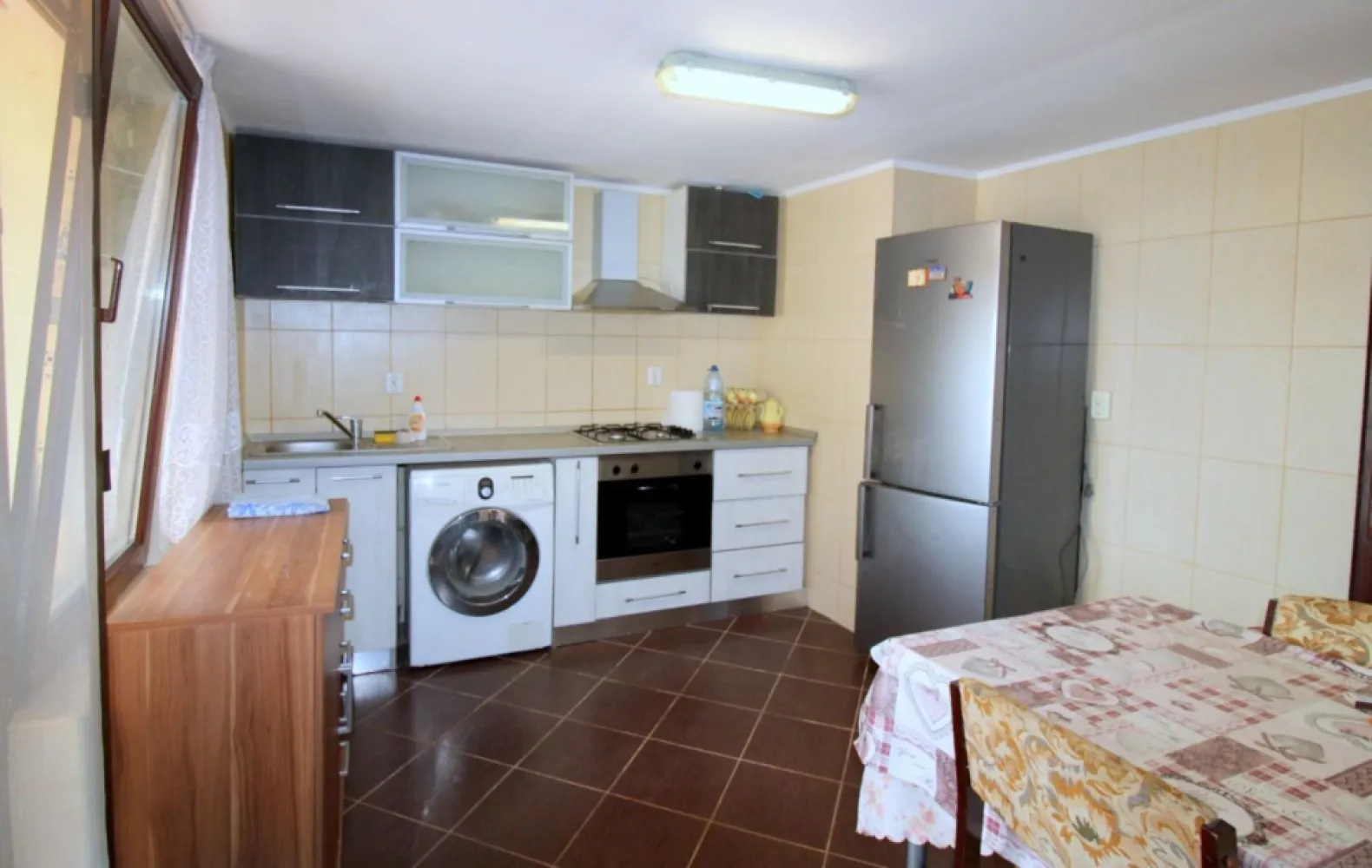 De vanzare casa cu 3 camere, zona Port, 65.000 euro - Vă propunem spre vânzare o casă situată într-o zonă liniștită și sigură, în apropierea Portului , într-o zonă neinundabilă, cu acces facil către puncte de interes importante. Imobilul este construit pe structură din cărămidă, acoperit cu tablă tip Lindab și beneficiază de izolație exterioară cu polistiren de 10 cm, oferind un bun confort termic. Proprietatea are o suprafață de teren de 139 mp, cu o deschidere de 9 ml, iar suprafața construită este de 81 mp. Casa este dispusă pe parter și este compartimentată în 3 camere, bucătărie, hol și baie prevăzută cu geam pentru aerisire naturală. Imobilul este racordat la curent electric, apă și canalizare, iar gazele sunt disponibile chiar în fața porții. Curtea interioară este amenajată cu dale, oferind un spațiu practic și ușor de întreținut. Locația este un mare avantaj, proprietatea fiind situată în apropiere de zone comerciale, școli, restaurante, zone verzi și spații de agrement. Casa dispune de tâmplărie PVC cu geam termopan, izolație exterioară, gresie și faianță, fiind pregătită pentru locuire. Prețul propus pentru vânzare este de 65.000 euro. Oferta este prezentată prin agenția imobiliară Mag Invest. Contact: Marian Ene – 0740 949 871 }}