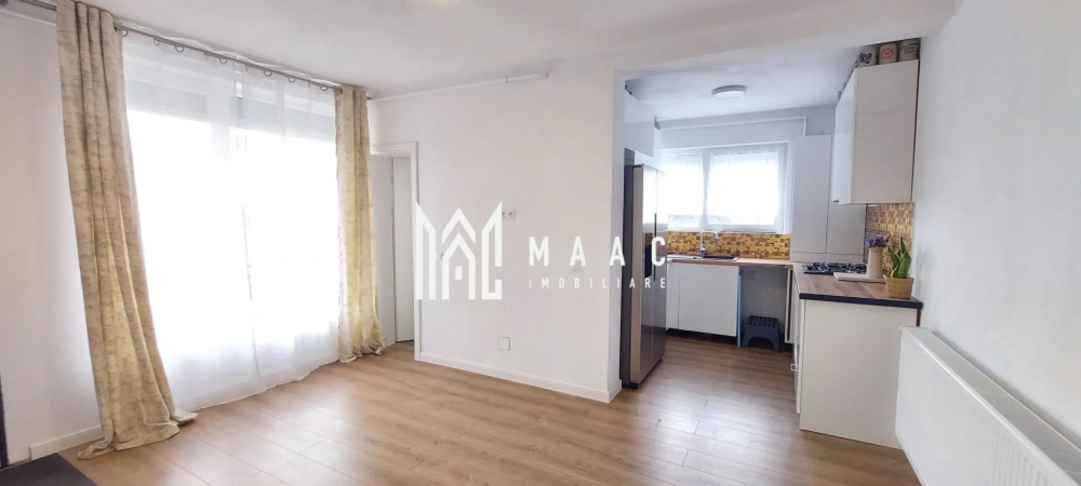Apartament 3 camere | 60 MPU | Gradina proprie 60 mp | Cartier Arhitectilor - MAAC Imobiliare vă propune spre vânzare un apartament de 3 camere, semidecomandat, amplasat la parterul unui imobil de tip duplex cu 2 etaje din Cartierul Arhitecților.

Compartimentare:

- Sufragerie open-space cu bucătărie
- 2 dormitoare matrimoniale
- Baie dotată cu cabină de duș și geam pentru aerisire

Beneficii:

- 1 loc de parcare privat
- 60 mp curte + grădină privată
- Centrală termică prin inducție Immergas
- Rulouri exterioare la toate geamurile
- Uși interioare Porta Doors și finisaje moderne în baie și dormitoare

În proximitate se află centrul comercial LIDL, cât și mijloace de transport în comun ce facilitează accesul la orașul Sibiu.

Locuința se predă la cheie, fiind utilată și finisată cu materiale de calitate, pregătită pentru mutare imediată.

Pentru mai multe detalii sau vizionări, specificați anunțul cu CP3061476.