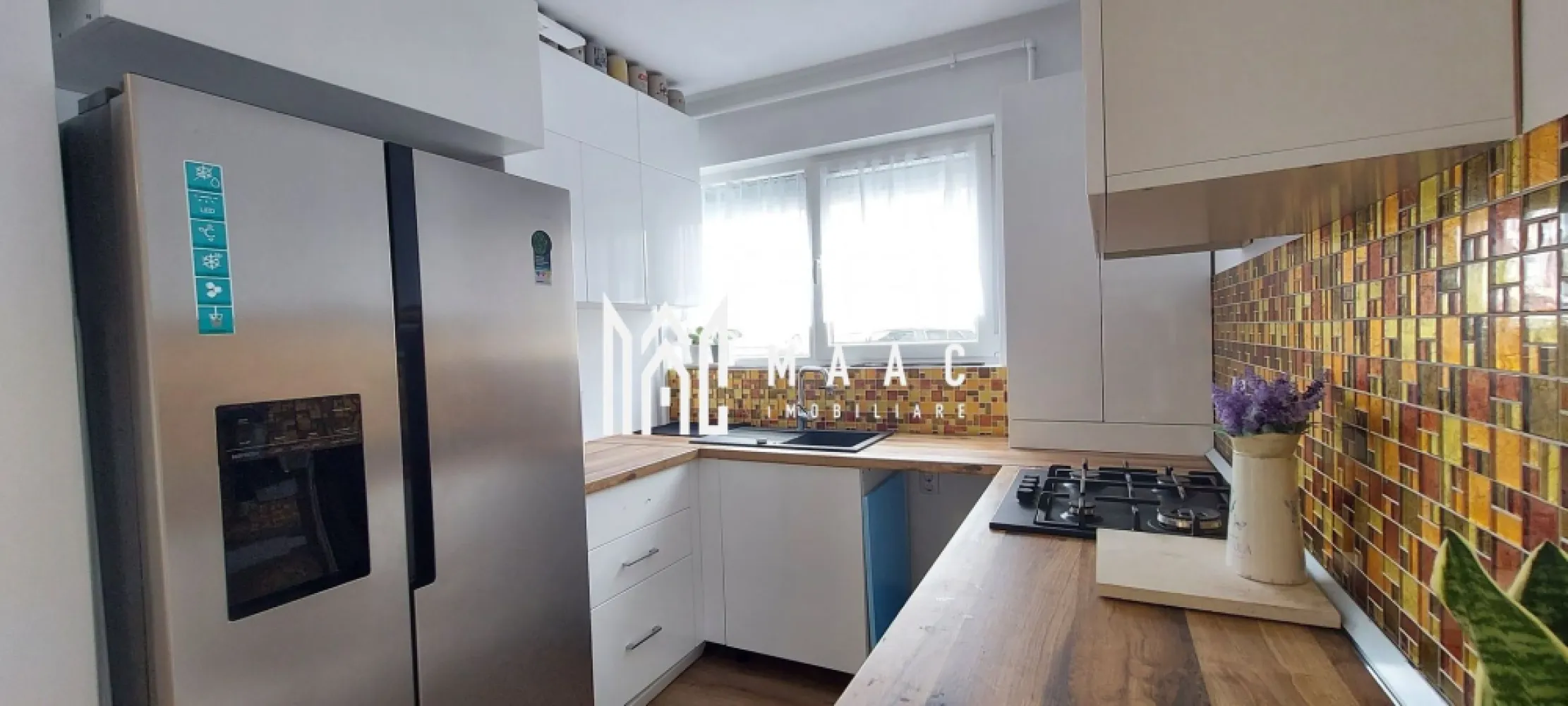 Apartament 3 camere | 60 MPU | Gradina proprie 60 mp | Cartier Arhitectilor - MAAC Imobiliare vă propune spre vânzare un apartament de 3 camere, semidecomandat, amplasat la parterul unui imobil de tip duplex cu 2 etaje din Cartierul Arhitecților.

Compartimentare:

- Sufragerie open-space cu bucătărie
- 2 dormitoare matrimoniale
- Baie dotată cu cabină de duș și geam pentru aerisire

Beneficii:

- 1 loc de parcare privat
- 60 mp curte + grădină privată
- Centrală termică prin inducție Immergas
- Rulouri exterioare la toate geamurile
- Uși interioare Porta Doors și finisaje moderne în baie și dormitoare

În proximitate se află centrul comercial LIDL, cât și mijloace de transport în comun ce facilitează accesul la orașul Sibiu.

Locuința se predă la cheie, fiind utilată și finisată cu materiale de calitate, pregătită pentru mutare imediată.

Pentru mai multe detalii sau vizionări, specificați anunțul cu CP3061476.
