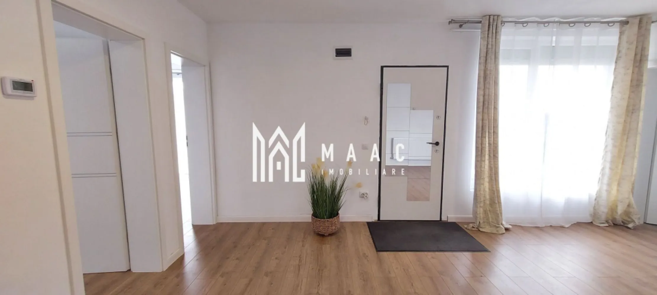 Apartament 3 camere | 60 MPU | Gradina proprie 60 mp | Cartier Arhitectilor - MAAC Imobiliare vă propune spre vânzare un apartament de 3 camere, semidecomandat, amplasat la parterul unui imobil de tip duplex cu 2 etaje din Cartierul Arhitecților.

Compartimentare:

- Sufragerie open-space cu bucătărie
- 2 dormitoare matrimoniale
- Baie dotată cu cabină de duș și geam pentru aerisire

Beneficii:

- 1 loc de parcare privat
- 60 mp curte + grădină privată
- Centrală termică prin inducție Immergas
- Rulouri exterioare la toate geamurile
- Uși interioare Porta Doors și finisaje moderne în baie și dormitoare

În proximitate se află centrul comercial LIDL, cât și mijloace de transport în comun ce facilitează accesul la orașul Sibiu.

Locuința se predă la cheie, fiind utilată și finisată cu materiale de calitate, pregătită pentru mutare imediată.

Pentru mai multe detalii sau vizionări, specificați anunțul cu CP3061476.