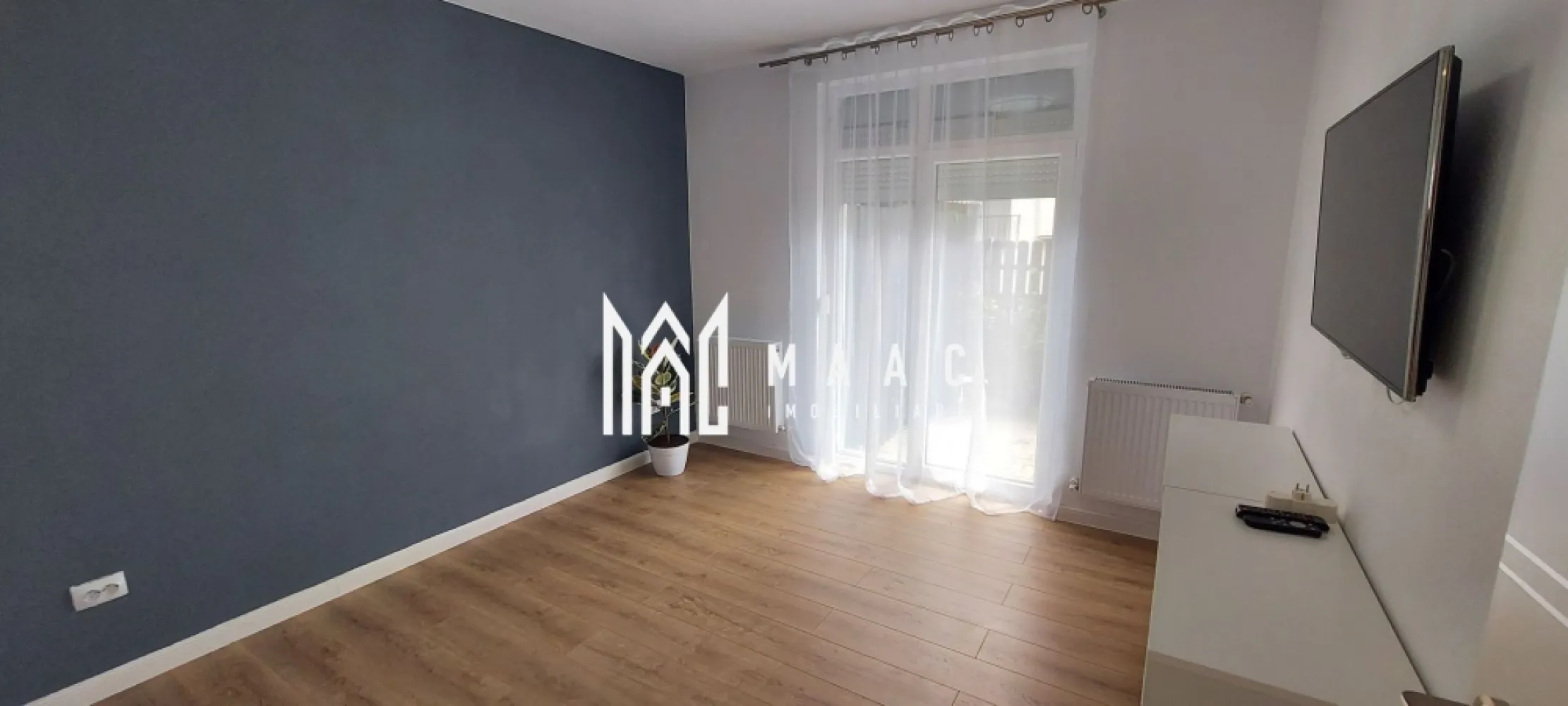 Apartament 3 camere | 60 MPU | Gradina proprie 60 mp | Cartier Arhitectilor - MAAC Imobiliare vă propune spre vânzare un apartament de 3 camere, semidecomandat, amplasat la parterul unui imobil de tip duplex cu 2 etaje din Cartierul Arhitecților.

Compartimentare:

- Sufragerie open-space cu bucătărie
- 2 dormitoare matrimoniale
- Baie dotată cu cabină de duș și geam pentru aerisire

Beneficii:

- 1 loc de parcare privat
- 60 mp curte + grădină privată
- Centrală termică prin inducție Immergas
- Rulouri exterioare la toate geamurile
- Uși interioare Porta Doors și finisaje moderne în baie și dormitoare

În proximitate se află centrul comercial LIDL, cât și mijloace de transport în comun ce facilitează accesul la orașul Sibiu.

Locuința se predă la cheie, fiind utilată și finisată cu materiale de calitate, pregătită pentru mutare imediată.

Pentru mai multe detalii sau vizionări, specificați anunțul cu CP3061476.