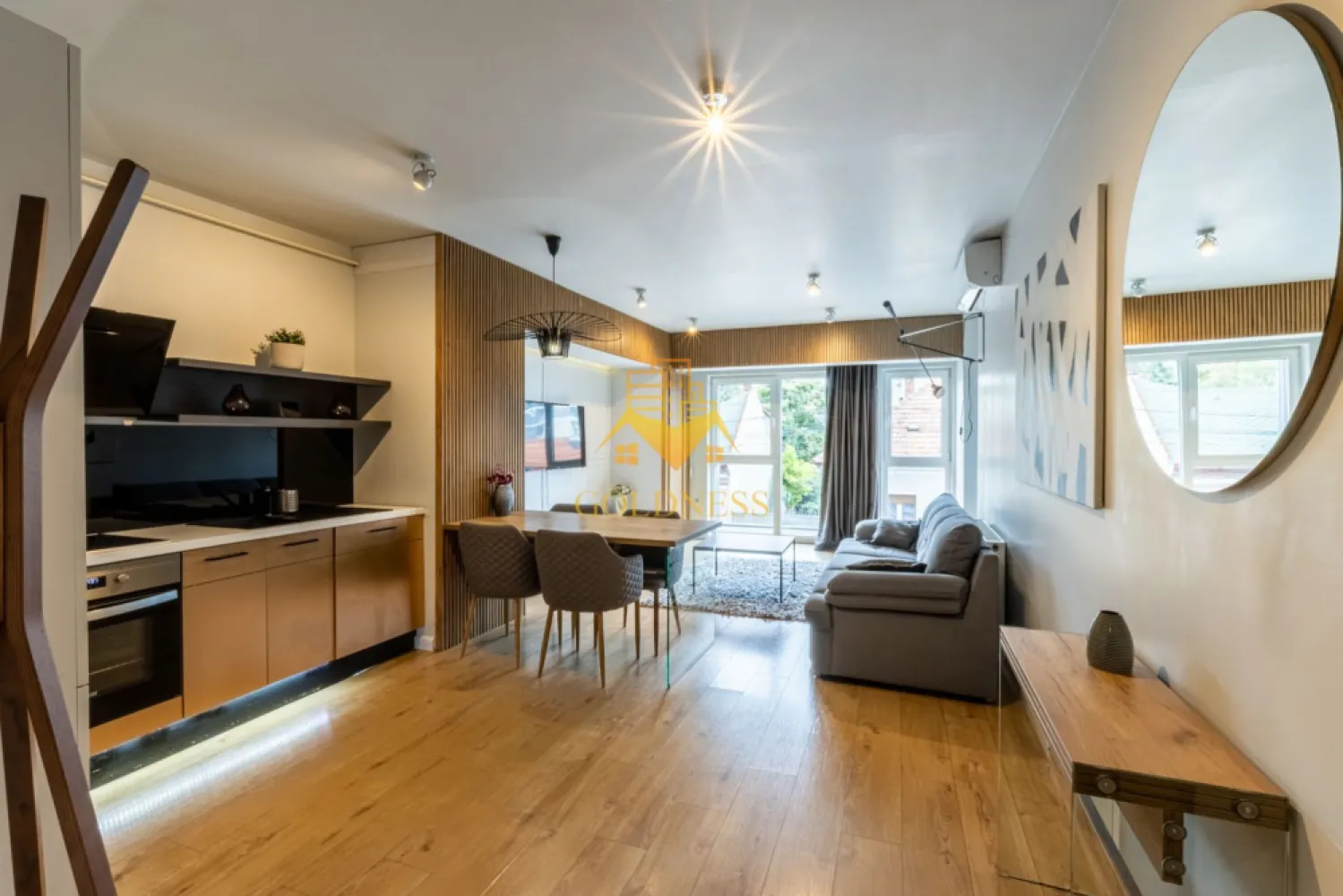 2 camere, Premium, bloc nou,Scala Centar,Zona Centrala, Bosch NTT Data - GOLDNESS Imobiliare vă propune spre închiriere un apartament cu 2 camere complet mobilat și utilat, la etajul 1 într-un imobil de 7 etaje, Central. Apartamentul este compartimentat astfel:
 - dormitor cu pat matrimonial, dressing, noptiere, birou
 - living cu bucatarie open-space complet utilată, canapea extensibla, loc de servit masa 
 - baie cu cabina de dus calorifer port prosop inox și dulap pentru depozitare.
 - terasa de 8 mp.

Imobilul este dotat cu toate cele necesare- centrală proprie, mașină de spălat haine, frigider, plită electrică, hotă, TV, etc. 
Se află în apropierea stațiilor de transport în comun, magazine, restaurante, spații verzi, farmacii, etc. 
Posibilitate de inchiriat parcare cu 70e!

Dacă sunteți interesați de acest apartament și doriți să îl vizionați, dar și pentru alte oferte sau detalii nu ezitați să ne contactați telefonic sau prin e-mail - goldnessimobiliare@gmail.com. Vă stăm la dispoziție!
Pentru intermediere se percepe un comision de 50% din prețul chiriei!