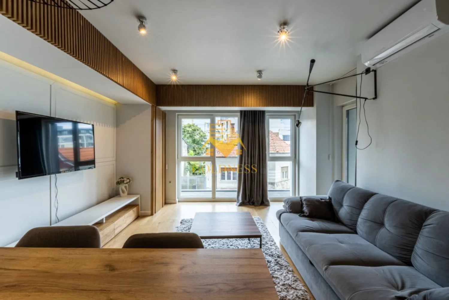 2 camere, Premium, bloc nou,Scala Centar,Zona Centrala, Bosch NTT Data - GOLDNESS Imobiliare vă propune spre închiriere un apartament cu 2 camere complet mobilat și utilat, la etajul 1 într-un imobil de 7 etaje, Central. Apartamentul este compartimentat astfel:
 - dormitor cu pat matrimonial, dressing, noptiere, birou
 - living cu bucatarie open-space complet utilată, canapea extensibla, loc de servit masa 
 - baie cu cabina de dus calorifer port prosop inox și dulap pentru depozitare.
 - terasa de 8 mp.

Imobilul este dotat cu toate cele necesare- centrală proprie, mașină de spălat haine, frigider, plită electrică, hotă, TV, etc. 
Se află în apropierea stațiilor de transport în comun, magazine, restaurante, spații verzi, farmacii, etc. 
Posibilitate de inchiriat parcare cu 70e!

Dacă sunteți interesați de acest apartament și doriți să îl vizionați, dar și pentru alte oferte sau detalii nu ezitați să ne contactați telefonic sau prin e-mail - goldnessimobiliare@gmail.com. Vă stăm la dispoziție!
Pentru intermediere se percepe un comision de 50% din prețul chiriei!