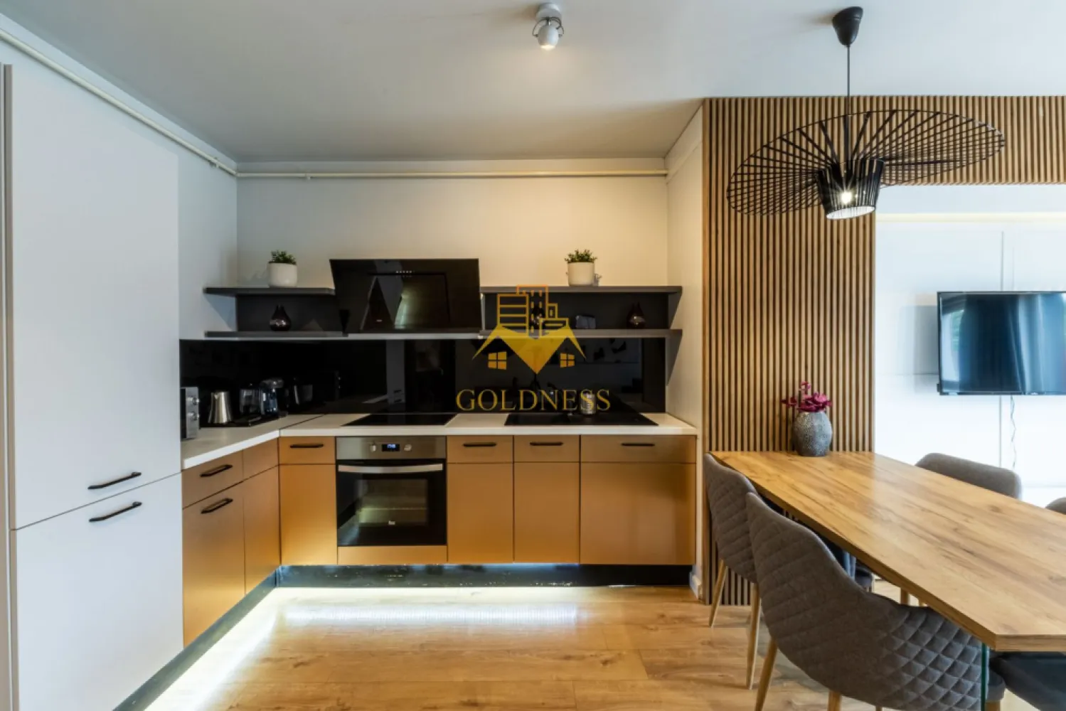 2 camere, Premium, bloc nou,Scala Centar,Zona Centrala, Bosch NTT Data - GOLDNESS Imobiliare vă propune spre închiriere un apartament cu 2 camere complet mobilat și utilat, la etajul 1 într-un imobil de 7 etaje, Central. Apartamentul este compartimentat astfel:
 - dormitor cu pat matrimonial, dressing, noptiere, birou
 - living cu bucatarie open-space complet utilată, canapea extensibla, loc de servit masa 
 - baie cu cabina de dus calorifer port prosop inox și dulap pentru depozitare.
 - terasa de 8 mp.

Imobilul este dotat cu toate cele necesare- centrală proprie, mașină de spălat haine, frigider, plită electrică, hotă, TV, etc. 
Se află în apropierea stațiilor de transport în comun, magazine, restaurante, spații verzi, farmacii, etc. 
Posibilitate de inchiriat parcare cu 70e!

Dacă sunteți interesați de acest apartament și doriți să îl vizionați, dar și pentru alte oferte sau detalii nu ezitați să ne contactați telefonic sau prin e-mail - goldnessimobiliare@gmail.com. Vă stăm la dispoziție!
Pentru intermediere se percepe un comision de 50% din prețul chiriei!