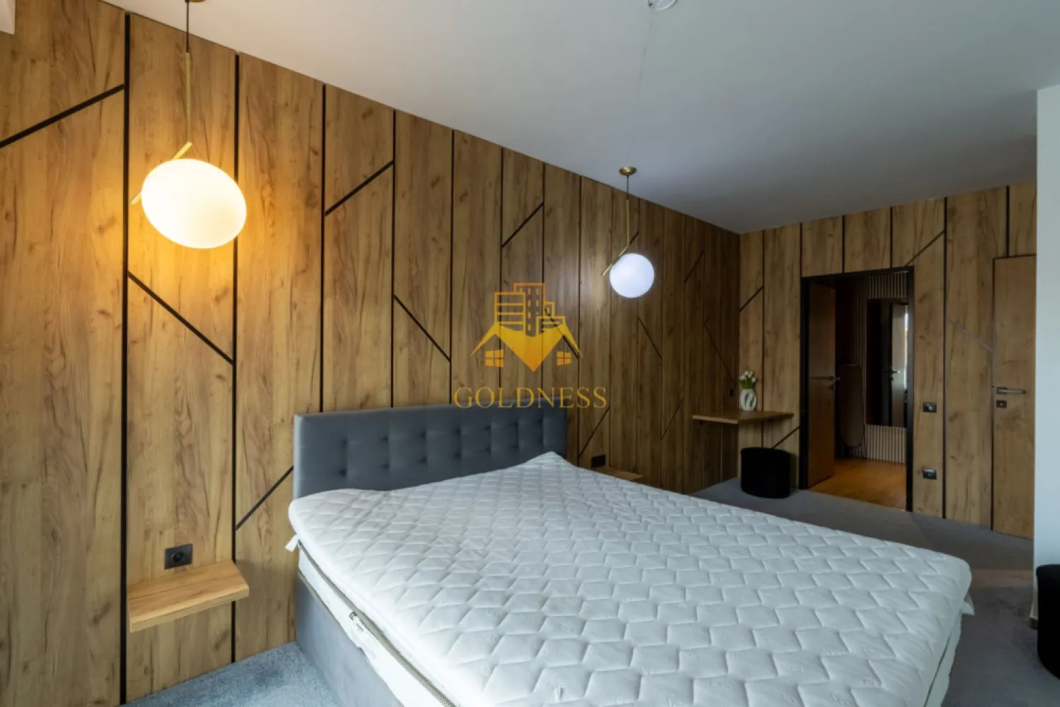 2 camere, Premium, bloc nou,Scala Centar,Zona Centrala, Bosch NTT Data - GOLDNESS Imobiliare vă propune spre închiriere un apartament cu 2 camere complet mobilat și utilat, la etajul 1 într-un imobil de 7 etaje, Central. Apartamentul este compartimentat astfel:
 - dormitor cu pat matrimonial, dressing, noptiere, birou
 - living cu bucatarie open-space complet utilată, canapea extensibla, loc de servit masa 
 - baie cu cabina de dus calorifer port prosop inox și dulap pentru depozitare.
 - terasa de 8 mp.

Imobilul este dotat cu toate cele necesare- centrală proprie, mașină de spălat haine, frigider, plită electrică, hotă, TV, etc. 
Se află în apropierea stațiilor de transport în comun, magazine, restaurante, spații verzi, farmacii, etc. 
Posibilitate de inchiriat parcare cu 70e!

Dacă sunteți interesați de acest apartament și doriți să îl vizionați, dar și pentru alte oferte sau detalii nu ezitați să ne contactați telefonic sau prin e-mail - goldnessimobiliare@gmail.com. Vă stăm la dispoziție!
Pentru intermediere se percepe un comision de 50% din prețul chiriei!