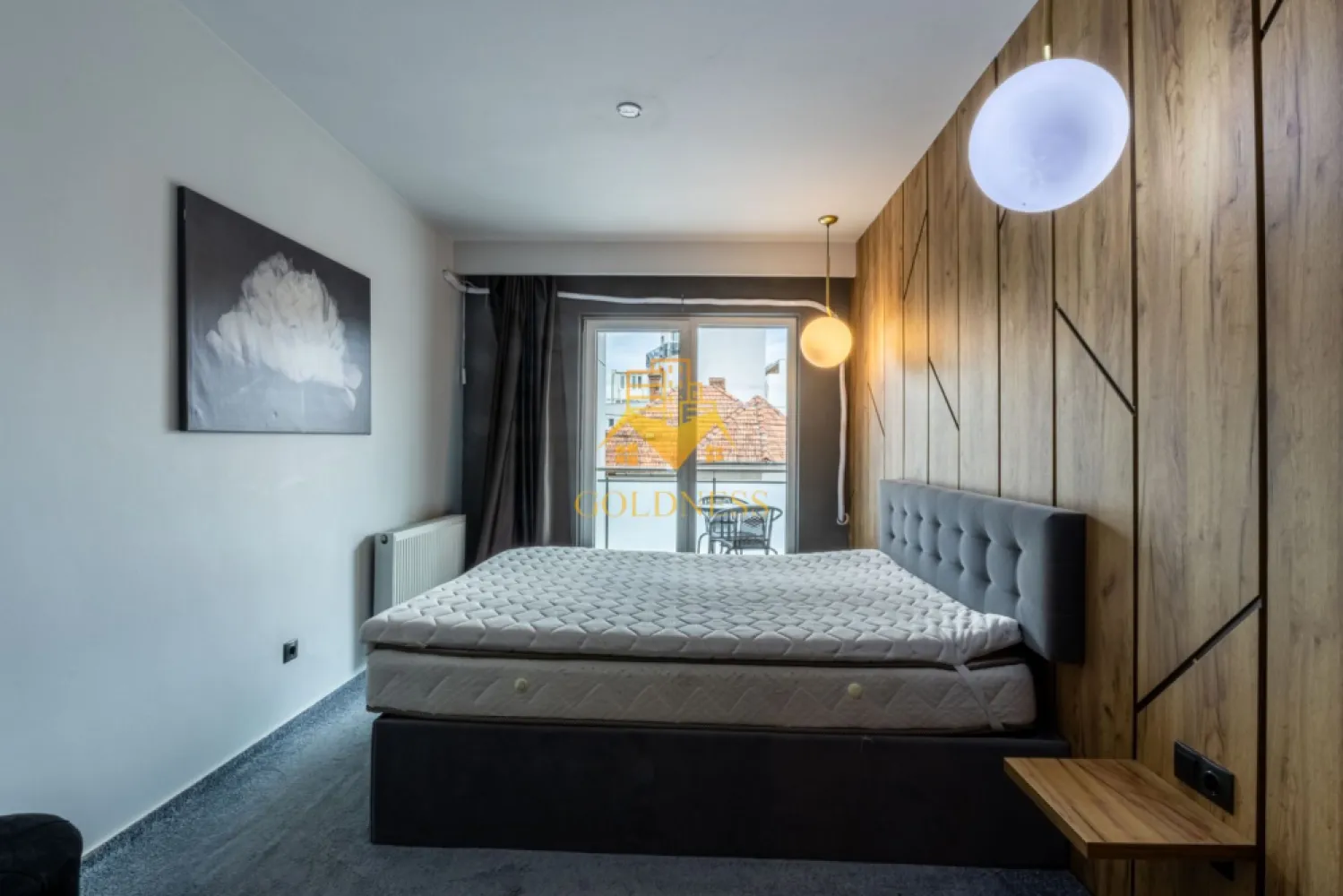 2 camere, Premium, bloc nou,Scala Centar,Zona Centrala, Bosch NTT Data - GOLDNESS Imobiliare vă propune spre închiriere un apartament cu 2 camere complet mobilat și utilat, la etajul 1 într-un imobil de 7 etaje, Central. Apartamentul este compartimentat astfel:
 - dormitor cu pat matrimonial, dressing, noptiere, birou
 - living cu bucatarie open-space complet utilată, canapea extensibla, loc de servit masa 
 - baie cu cabina de dus calorifer port prosop inox și dulap pentru depozitare.
 - terasa de 8 mp.

Imobilul este dotat cu toate cele necesare- centrală proprie, mașină de spălat haine, frigider, plită electrică, hotă, TV, etc. 
Se află în apropierea stațiilor de transport în comun, magazine, restaurante, spații verzi, farmacii, etc. 
Posibilitate de inchiriat parcare cu 70e!

Dacă sunteți interesați de acest apartament și doriți să îl vizionați, dar și pentru alte oferte sau detalii nu ezitați să ne contactați telefonic sau prin e-mail - goldnessimobiliare@gmail.com. Vă stăm la dispoziție!
Pentru intermediere se percepe un comision de 50% din prețul chiriei!