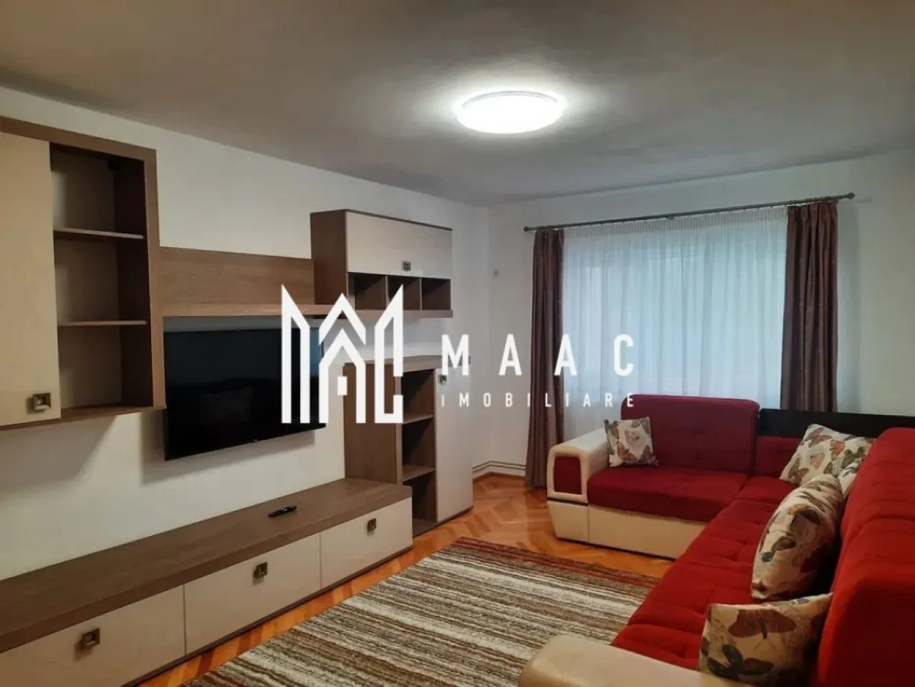 Apartament 2 camere I Etaj 1 I 55MP I Decomandat - MAAC Imobiliare vă propune spre închiriere un apartament cu 2 camere situat la etajul 1 al unui imobil din zona Calea dumbravii.
O zonă cu acces facil către principalele puncte de interes ale orașului.

Apartamentul este complet mobilat și utilat, fiind pregătit pentru mutare imediată, și beneficiază de interfon

Compartimentare:
-living
-bucătărie mobilata
-1 dormitor,
-1 baie , (cabina de dus)
-balcon inchis

Dotări:
-mașină de spălat
-masina de spalat vase
-aragaz
-frigider
-Combina frigorifica
-centrală proprie
-hotă
-cuptor microunde

Condiții de închiriere:
-nu se acceptă animale de companie
-nu se acceptă fumători
-perioadă minimă de închiriere de 12 luni
-disponibil imediat
-se percepe garanție în cuantumul unei chirii lunare

Pentru mai multe detalii, vă rugăm să menționați: CP3007254 la telefon.