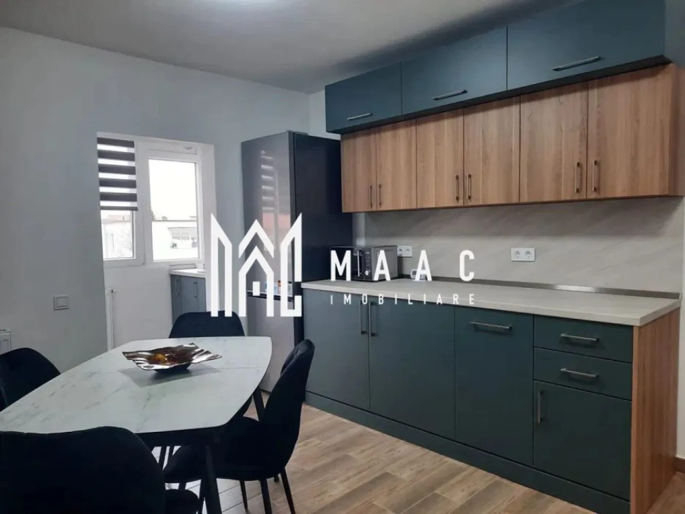 Apartament 2 camere I Etaj 1 I 55MP I Decomandat - MAAC Imobiliare vă propune spre închiriere un apartament cu 2 camere situat la etajul 1 al unui imobil din zona Calea dumbravii.
O zonă cu acces facil către principalele puncte de interes ale orașului.

Apartamentul este complet mobilat și utilat, fiind pregătit pentru mutare imediată, și beneficiază de interfon

Compartimentare:
-living
-bucătărie mobilata
-1 dormitor,
-1 baie , (cabina de dus)
-balcon inchis

Dotări:
-mașină de spălat
-masina de spalat vase
-aragaz
-frigider
-Combina frigorifica
-centrală proprie
-hotă
-cuptor microunde

Condiții de închiriere:
-nu se acceptă animale de companie
-nu se acceptă fumători
-perioadă minimă de închiriere de 12 luni
-disponibil imediat
-se percepe garanție în cuantumul unei chirii lunare

Pentru mai multe detalii, vă rugăm să menționați: CP3007254 la telefon.