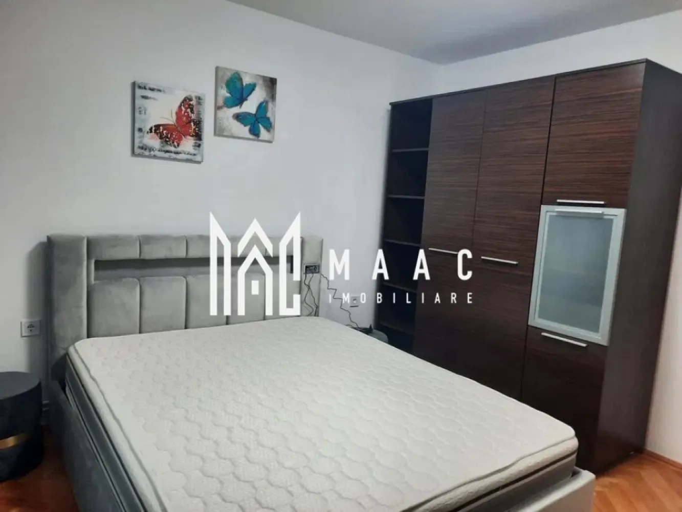 Apartament 2 camere I Etaj 1 I 55MP I Decomandat - MAAC Imobiliare vă propune spre închiriere un apartament cu 2 camere situat la etajul 1 al unui imobil din zona Calea dumbravii.
O zonă cu acces facil către principalele puncte de interes ale orașului.

Apartamentul este complet mobilat și utilat, fiind pregătit pentru mutare imediată, și beneficiază de interfon

Compartimentare:
-living
-bucătărie mobilata
-1 dormitor,
-1 baie , (cabina de dus)
-balcon inchis

Dotări:
-mașină de spălat
-masina de spalat vase
-aragaz
-frigider
-Combina frigorifica
-centrală proprie
-hotă
-cuptor microunde

Condiții de închiriere:
-nu se acceptă animale de companie
-nu se acceptă fumători
-perioadă minimă de închiriere de 12 luni
-disponibil imediat
-se percepe garanție în cuantumul unei chirii lunare

Pentru mai multe detalii, vă rugăm să menționați: CP3007254 la telefon.