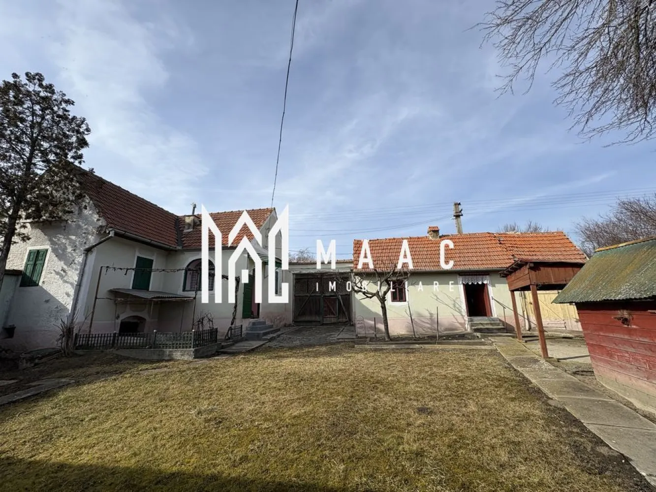 Casa 2 Corpuri | 974MP Teren | Armeni - MAAC Imobiliare vă propune spre vânzare o proprietate compusă din casă și teren, situată în sat Armeni, comuna Loamneș, ideală pentru locuit sau pentru investiție în mediul rural.

Proprietatea dispune de un teren generos de 974 mp și include mai multe construcții, oferind spațiu și funcționalitate pentru diverse utilizări.

Caracteristici proprietate
Suprafață teren: 974 mp
2 imobile separate:
Primul imobil: 3 camere
Al doilea imobil: 2 camere
Bucătărie de vară cu cuptor de pâine
Pivniță
Șură și șopru
Grădină situată în spatele șurii
Utilități
Racordată la utilități
Apă și canalizare la poartă
Gaz si curent racordate la proprietate 
Avantaje
Teren generos, ideal pentru gospodărie sau relaxare
Multiple construcții existente, cu potențial de amenajare
Zonă liniștită, specifică mediului rural
Potrivită pentru locuință, casă de vacanță sau investiție

Proprietatea oferă spațiu și flexibilitate, fiind potrivită pentru cei care caută liniște și posibilitatea de a dezvolta o gospodărie completă.

Pentru mai multe detalii și programarea unei vizionări, vă rugăm să ne contactați menționând ID: CP3013420