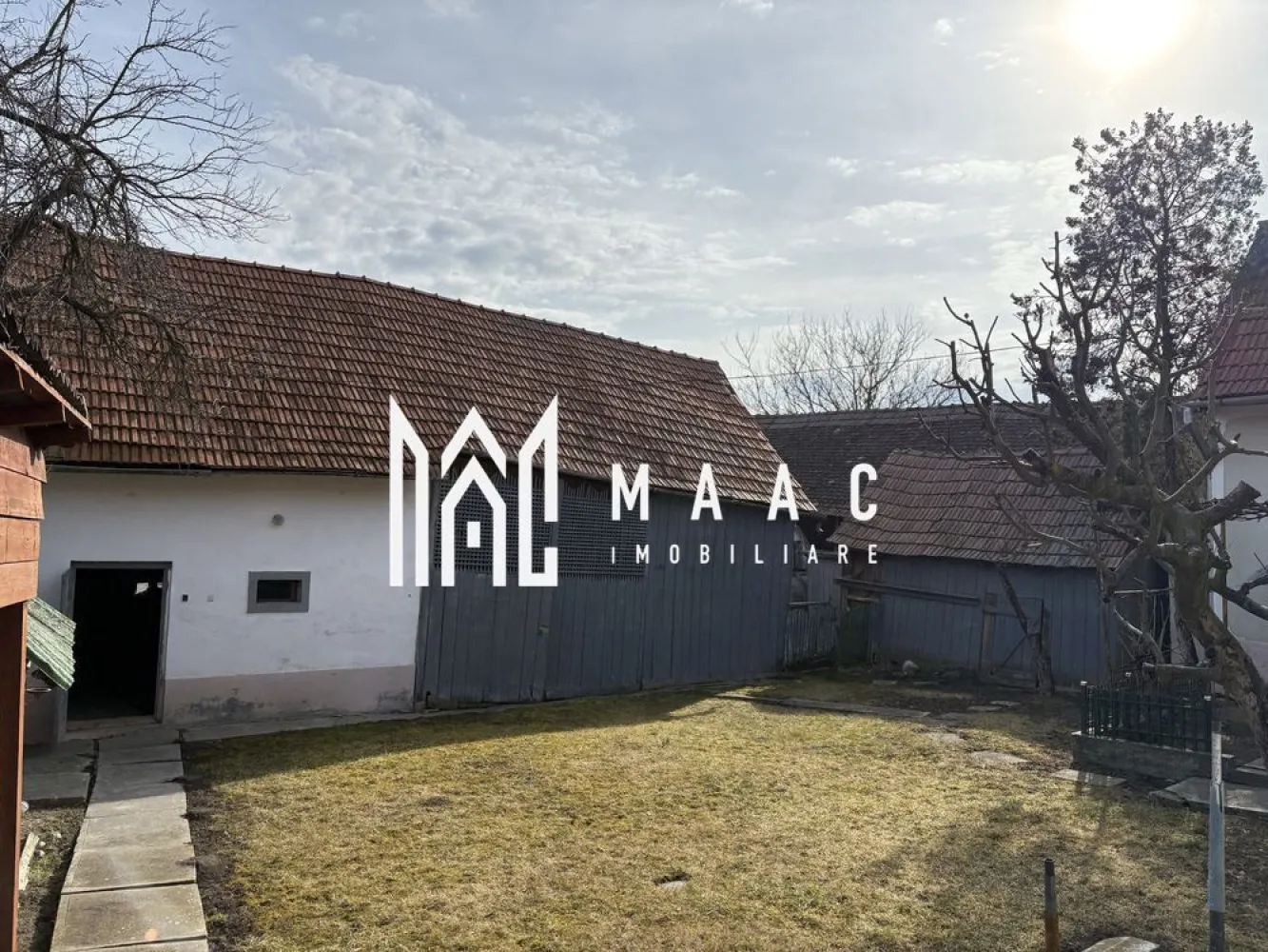 Casa 2 Corpuri | 974MP Teren | Armeni - MAAC Imobiliare vă propune spre vânzare o proprietate compusă din casă și teren, situată în sat Armeni, comuna Loamneș, ideală pentru locuit sau pentru investiție în mediul rural.

Proprietatea dispune de un teren generos de 974 mp și include mai multe construcții, oferind spațiu și funcționalitate pentru diverse utilizări.

Caracteristici proprietate
Suprafață teren: 974 mp
2 imobile separate:
Primul imobil: 3 camere
Al doilea imobil: 2 camere
Bucătărie de vară cu cuptor de pâine
Pivniță
Șură și șopru
Grădină situată în spatele șurii
Utilități
Racordată la utilități
Apă și canalizare la poartă
Gaz si curent racordate la proprietate 
Avantaje
Teren generos, ideal pentru gospodărie sau relaxare
Multiple construcții existente, cu potențial de amenajare
Zonă liniștită, specifică mediului rural
Potrivită pentru locuință, casă de vacanță sau investiție

Proprietatea oferă spațiu și flexibilitate, fiind potrivită pentru cei care caută liniște și posibilitatea de a dezvolta o gospodărie completă.

Pentru mai multe detalii și programarea unei vizionări, vă rugăm să ne contactați menționând ID: CP3013420