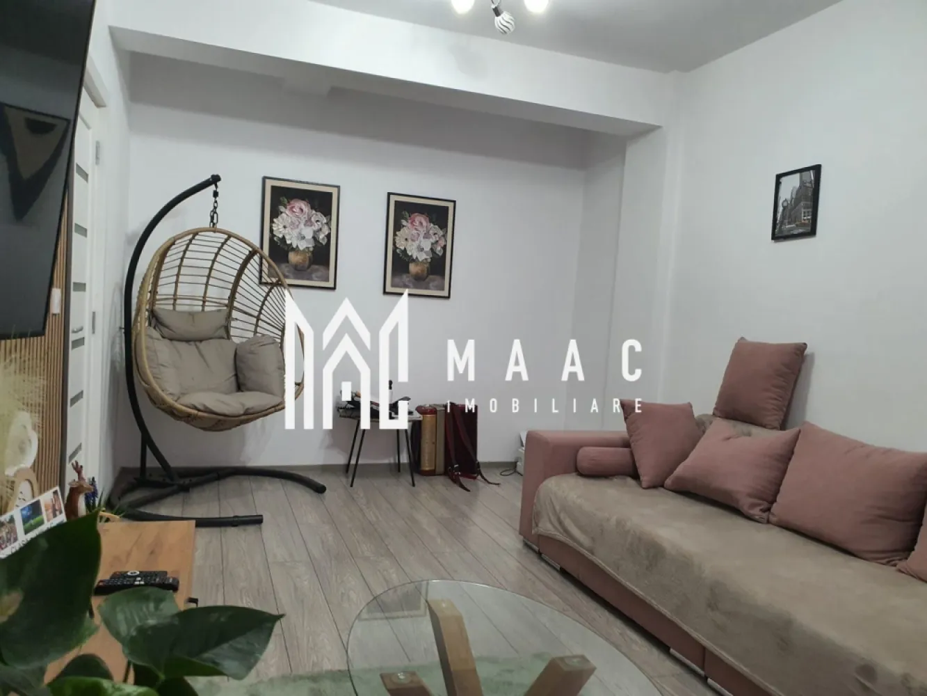 Apartament modern 2 camere| 51mp | 2 balcoane | 2 locuri parcare subterane+Boxa - MAAC Imobiliare vă propune spre vânzare un apartament modern, cu 2 camere decomandate, complet mobilat și utilat, ideal pentru locuit sau investiție.

 Detalii apartament
Suprafață utilă: 51mp
Compartimentare: decomandată
2 balcoane generoase
2 locuri de parcare în parcare subterană închisă
Apartament mobilat și utilat complet

 Compartimentare
Dormitor
Living luminos
Bucătărie închisă
Hol
Baie dotată cu cadă și duș

 Dotări & finisaje
Mobilier modern
Electrocasnice complete
Finisaje de calitate
Spații bine organizate

 Avantaje
Compartimentare eficientă
Spațiu exterior generos (2 balcoane)
2 locuri de parcare subterane, sigure și ușor accesibile
Boxa generoasa
Ideal pentru locuit imediat sau pentru închiriere
Zona Turnișor - Neppendorf

📞 Contactează-ne pentru mai multe detalii sau pentru a programa o vizionare, menționează CP2878910!