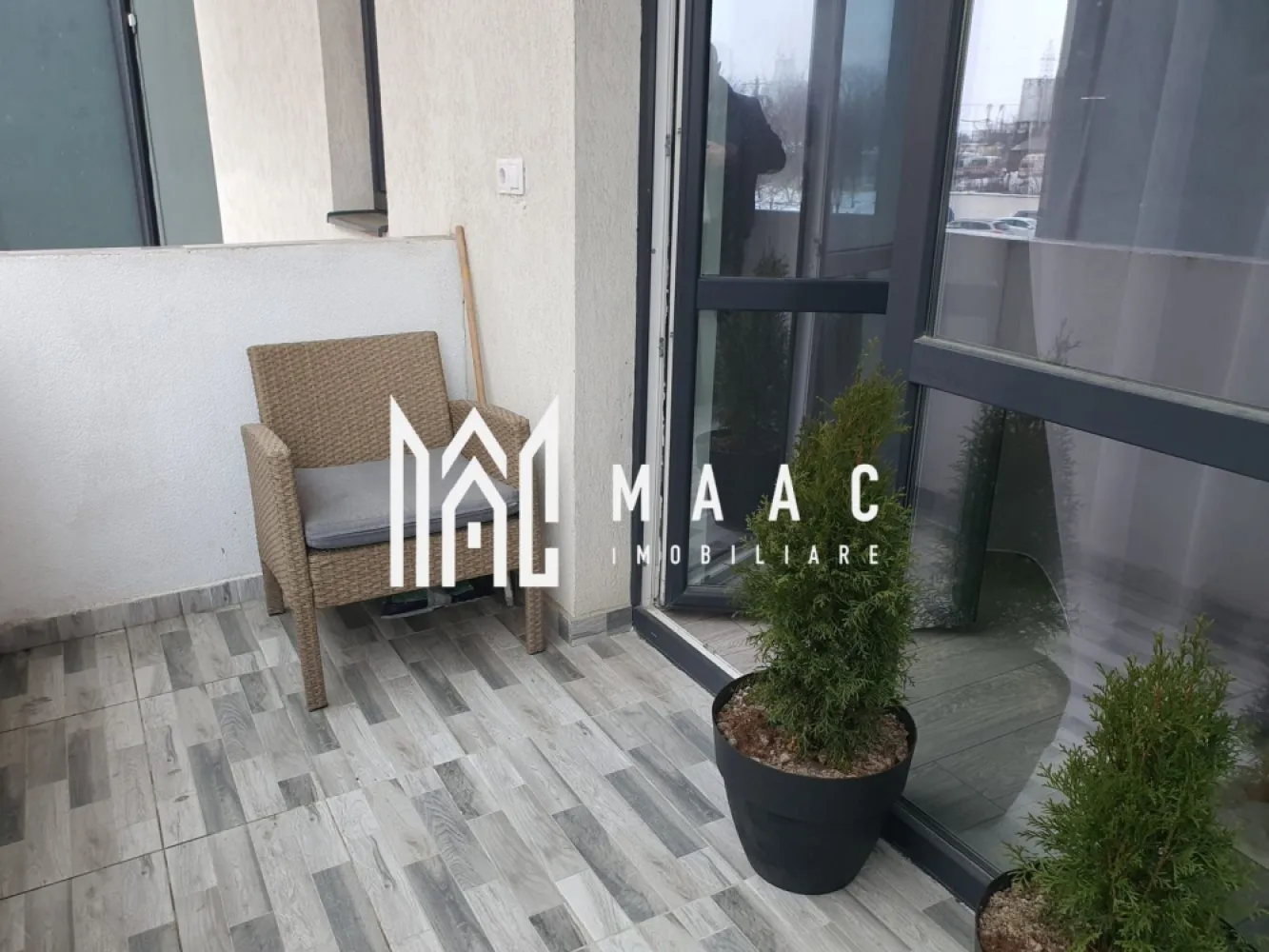 Apartament modern 2 camere| 51mp | 2 balcoane | 2 locuri parcare subterane+Boxa - MAAC Imobiliare vă propune spre vânzare un apartament modern, cu 2 camere decomandate, complet mobilat și utilat, ideal pentru locuit sau investiție.

 Detalii apartament
Suprafață utilă: 51mp
Compartimentare: decomandată
2 balcoane generoase
2 locuri de parcare în parcare subterană închisă
Apartament mobilat și utilat complet

 Compartimentare
Dormitor
Living luminos
Bucătărie închisă
Hol
Baie dotată cu cadă și duș

 Dotări & finisaje
Mobilier modern
Electrocasnice complete
Finisaje de calitate
Spații bine organizate

 Avantaje
Compartimentare eficientă
Spațiu exterior generos (2 balcoane)
2 locuri de parcare subterane, sigure și ușor accesibile
Boxa generoasa
Ideal pentru locuit imediat sau pentru închiriere
Zona Turnișor - Neppendorf

📞 Contactează-ne pentru mai multe detalii sau pentru a programa o vizionare, menționează CP2878910!