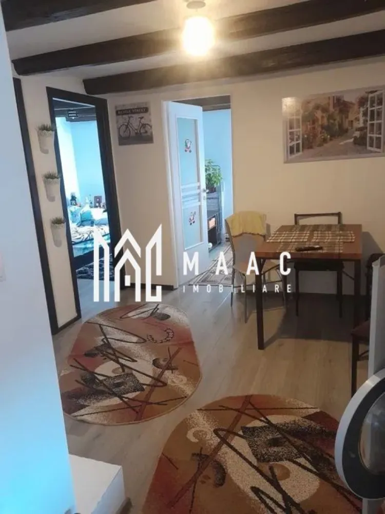 Apartament 3 camere | Etaj 1 | Mobilat | Curte | Cisnadie - MAAC Imobiliare vă prezintă spre vânzare un apartament cu 3 camere, situat în zona centrală din Cisnadie, într-o locație liniștită și foarte aproape de punctele de interes ale orașului.

Caracteristici:
Apartament situat la etajul 1 al unei case.
Un singur apartament pe nivel, oferind intimitate sporită.
Suprafață utilă de 35 mp.
Recent renovat, în urmă cu aproximativ 6 luni.
Dispune de centrală termică proprie.

Compartimentare:
Living cu bucătărie open space.
Două dormitoare.
Baie proprie dotată cu cadă.

Spații suplimentare:
Pod generos, ideal pentru depozitare sau posibilitate de amenajare ulterioară.

Mobilare și utilare:
Se vinde complet mobilat și utilat, fiind pregătit pentru mutare imediată.

Detalii imobil și curte:
Curte comună cu un total de 5 vecini.
În clădire mai există un singur vecin la parter, iar apartamentul este situat la etaj, fără alți vecini pe nivel.
În curte se mai regăsesc și alte case, oferind un ambient liniștit.

Avantaje exterioare:
Acces auto în curte.
Posibilitate de parcare.
Comunitate restrânsă și liniștită.

Avantaje locație:
Poziționare centrală, cu acces rapid către magazine, școli și alte facilități.

Pentru mai multe detalii precizati telefonic ca ati vazut anuntul cu ID: CP3043497