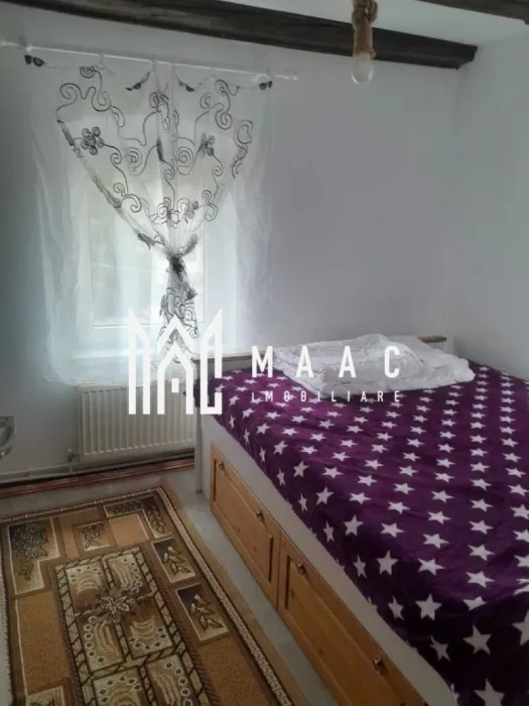 Apartament 3 camere | Etaj 1 | Mobilat | Curte | Cisnadie - MAAC Imobiliare vă prezintă spre vânzare un apartament cu 3 camere, situat în zona centrală din Cisnadie, într-o locație liniștită și foarte aproape de punctele de interes ale orașului.

Caracteristici:
Apartament situat la etajul 1 al unei case.
Un singur apartament pe nivel, oferind intimitate sporită.
Suprafață utilă de 35 mp.
Recent renovat, în urmă cu aproximativ 6 luni.
Dispune de centrală termică proprie.

Compartimentare:
Living cu bucătărie open space.
Două dormitoare.
Baie proprie dotată cu cadă.

Spații suplimentare:
Pod generos, ideal pentru depozitare sau posibilitate de amenajare ulterioară.

Mobilare și utilare:
Se vinde complet mobilat și utilat, fiind pregătit pentru mutare imediată.

Detalii imobil și curte:
Curte comună cu un total de 5 vecini.
În clădire mai există un singur vecin la parter, iar apartamentul este situat la etaj, fără alți vecini pe nivel.
În curte se mai regăsesc și alte case, oferind un ambient liniștit.

Avantaje exterioare:
Acces auto în curte.
Posibilitate de parcare.
Comunitate restrânsă și liniștită.

Avantaje locație:
Poziționare centrală, cu acces rapid către magazine, școli și alte facilități.

Pentru mai multe detalii precizati telefonic ca ati vazut anuntul cu ID: CP3043497
