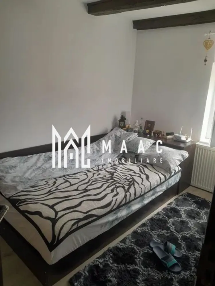 Apartament 3 camere | Etaj 1 | Mobilat | Curte | Cisnadie - MAAC Imobiliare vă prezintă spre vânzare un apartament cu 3 camere, situat în zona centrală din Cisnadie, într-o locație liniștită și foarte aproape de punctele de interes ale orașului.

Caracteristici:
Apartament situat la etajul 1 al unei case.
Un singur apartament pe nivel, oferind intimitate sporită.
Suprafață utilă de 35 mp.
Recent renovat, în urmă cu aproximativ 6 luni.
Dispune de centrală termică proprie.

Compartimentare:
Living cu bucătărie open space.
Două dormitoare.
Baie proprie dotată cu cadă.

Spații suplimentare:
Pod generos, ideal pentru depozitare sau posibilitate de amenajare ulterioară.

Mobilare și utilare:
Se vinde complet mobilat și utilat, fiind pregătit pentru mutare imediată.

Detalii imobil și curte:
Curte comună cu un total de 5 vecini.
În clădire mai există un singur vecin la parter, iar apartamentul este situat la etaj, fără alți vecini pe nivel.
În curte se mai regăsesc și alte case, oferind un ambient liniștit.

Avantaje exterioare:
Acces auto în curte.
Posibilitate de parcare.
Comunitate restrânsă și liniștită.

Avantaje locație:
Poziționare centrală, cu acces rapid către magazine, școli și alte facilități.

Pentru mai multe detalii precizati telefonic ca ati vazut anuntul cu ID: CP3043497
