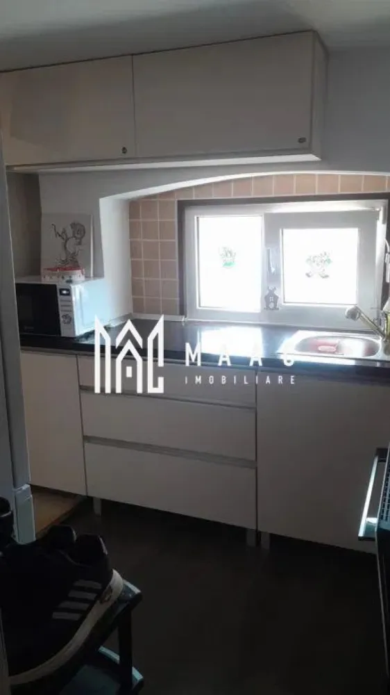 Apartament 3 camere | Etaj 1 | Mobilat | Curte | Cisnadie - MAAC Imobiliare vă prezintă spre vânzare un apartament cu 3 camere, situat în zona centrală din Cisnadie, într-o locație liniștită și foarte aproape de punctele de interes ale orașului.

Caracteristici:
Apartament situat la etajul 1 al unei case.
Un singur apartament pe nivel, oferind intimitate sporită.
Suprafață utilă de 35 mp.
Recent renovat, în urmă cu aproximativ 6 luni.
Dispune de centrală termică proprie.

Compartimentare:
Living cu bucătărie open space.
Două dormitoare.
Baie proprie dotată cu cadă.

Spații suplimentare:
Pod generos, ideal pentru depozitare sau posibilitate de amenajare ulterioară.

Mobilare și utilare:
Se vinde complet mobilat și utilat, fiind pregătit pentru mutare imediată.

Detalii imobil și curte:
Curte comună cu un total de 5 vecini.
În clădire mai există un singur vecin la parter, iar apartamentul este situat la etaj, fără alți vecini pe nivel.
În curte se mai regăsesc și alte case, oferind un ambient liniștit.

Avantaje exterioare:
Acces auto în curte.
Posibilitate de parcare.
Comunitate restrânsă și liniștită.

Avantaje locație:
Poziționare centrală, cu acces rapid către magazine, școli și alte facilități.

Pentru mai multe detalii precizati telefonic ca ati vazut anuntul cu ID: CP3043497