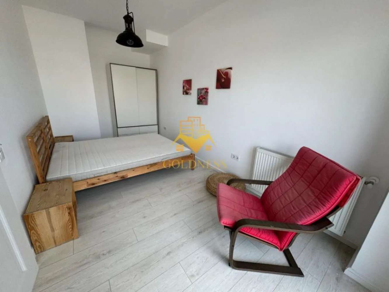 2 camere, bloc nou, terasa, zona Piata Mihai Viteazu, Ntt Data, Bosch - GOLDNESS Imobiliare vă propune spre inchiriere un apartament cu 2 camere complet mobilat și utilat, la etajul 5 într-un imobil de 6 etaje, în zona centrala. Apartamentul este compartimentat astfel: - dormitor cu pat matrimonial, noptiere, dulap pentru haine - living cu bucatarie open-space complet utilată, canapea extensibilă, loc de servit masa - baie cu cabina de dus, calorifer port prosop inox și dulap pentru depozitare. - terasa de 12 mp. Imobilul este dotat cu toate cele necesare- centrală proprie, mașină de spălat haine, frigider, plită electrică, hotă, etc. Se află în apropierea stațiilor de transport în comun, magazine, restaurante, spații verzi, farmacii, etc. Dacă sunteți interesați de acest apartament și doriți să îl vizionați, dar și pentru alte oferte sau detalii nu ezitați să ne contactați telefonic sau prin e-mail. Vă stăm la dispoziție! }}