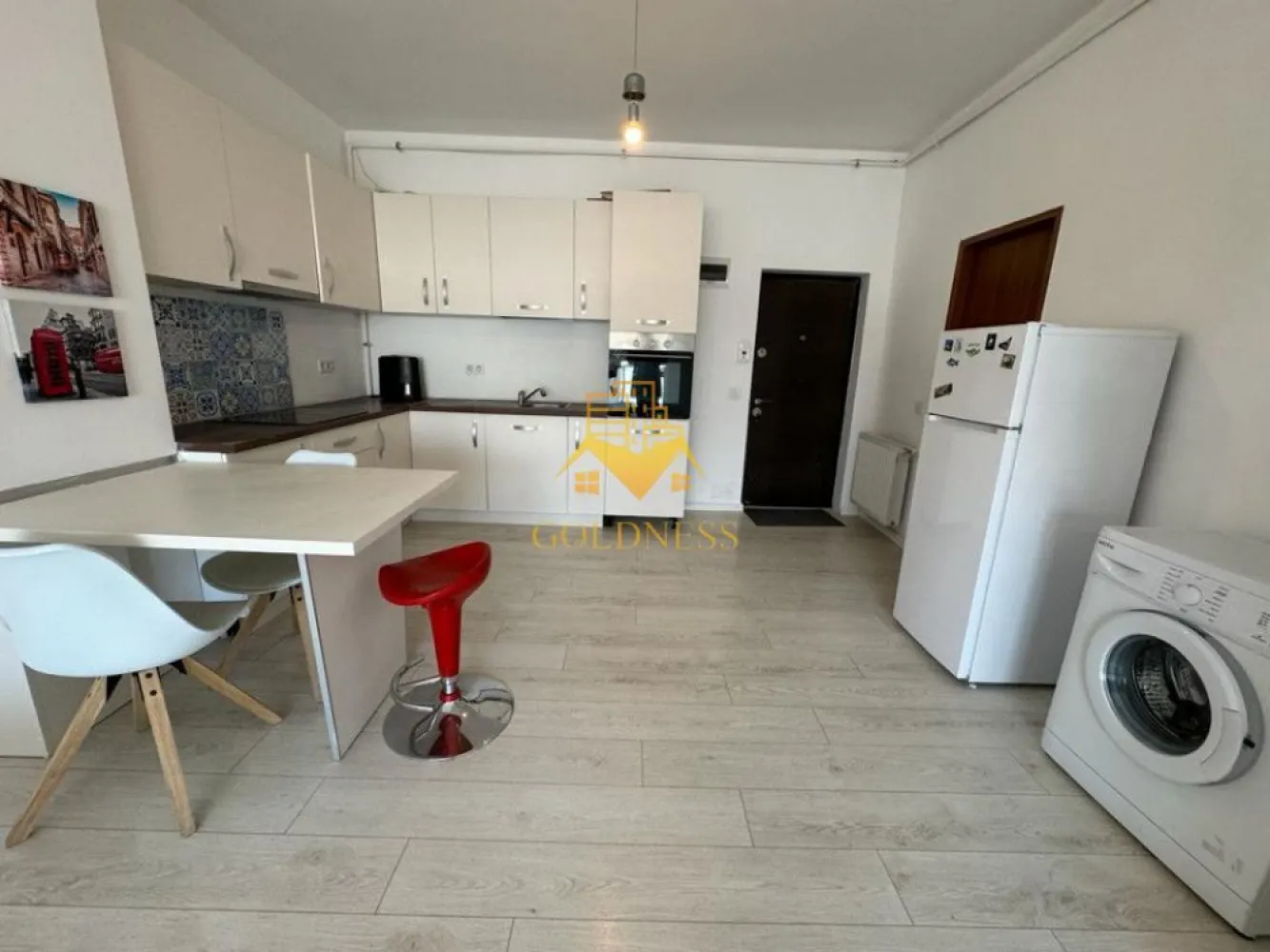 2 camere, bloc nou, terasa, zona Piata Mihai Viteazu, Ntt Data, Bosch - GOLDNESS Imobiliare vă propune spre inchiriere un apartament cu 2 camere complet mobilat și utilat, la etajul 5 într-un imobil de 6 etaje, în zona centrala. Apartamentul este compartimentat astfel: - dormitor cu pat matrimonial, noptiere, dulap pentru haine - living cu bucatarie open-space complet utilată, canapea extensibilă, loc de servit masa - baie cu cabina de dus, calorifer port prosop inox și dulap pentru depozitare. - terasa de 12 mp. Imobilul este dotat cu toate cele necesare- centrală proprie, mașină de spălat haine, frigider, plită electrică, hotă, etc. Se află în apropierea stațiilor de transport în comun, magazine, restaurante, spații verzi, farmacii, etc. Dacă sunteți interesați de acest apartament și doriți să îl vizionați, dar și pentru alte oferte sau detalii nu ezitați să ne contactați telefonic sau prin e-mail. Vă stăm la dispoziție! }}