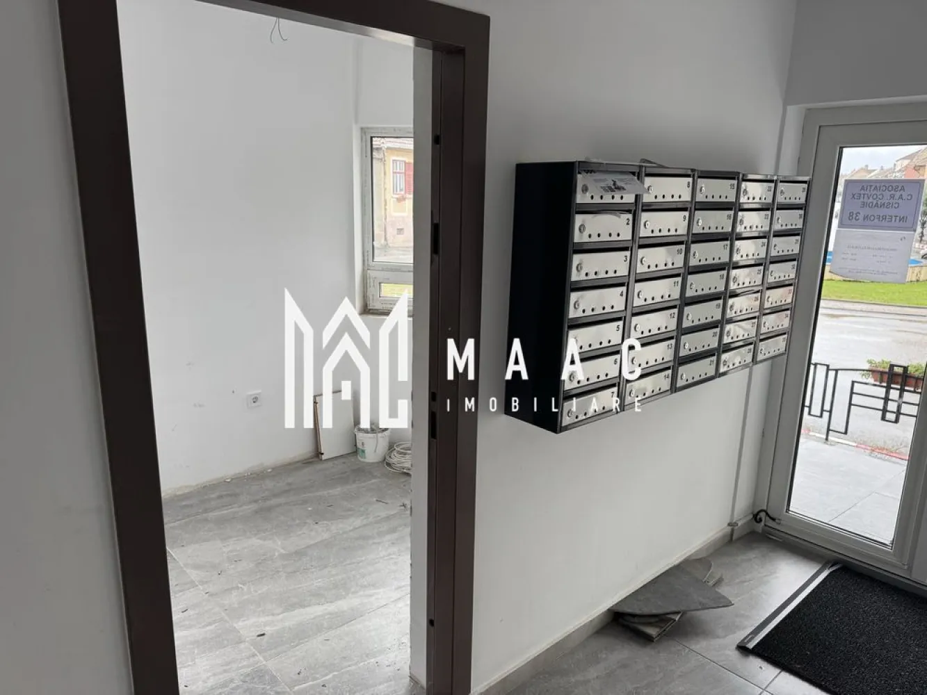 Spațiu comercial | 6,5MP | Cisnadie - MAAC Imobiliare vă propune spre închiriere un spațiu comercial situat în Cisnădie, amplasat într-o zonă cu vad pietonal bun și vizibilitate excelentă. Detalii proprietate: Suprafață: 6,5 mp Acces direct din stradă Spațiu luminos Spațiul este potrivit pentru activități comerciale de mici dimensiuni, precum: birou de copiat acte, punct de Xerox, exchange office, sau alte activități similare care necesită o locație centrală și vizibilitate. Poziția avantajoasă și costurile reduse de întreținere fac din acest spațiu o oportunitate excelentă pentru start-up-uri sau afaceri locale. Pentru mai multe detalii sau pentru a programa o vizionare, vă rugăm să contactați echipa MAAC Imobiliare specificand ID ANUNT :CP 2788021 }}