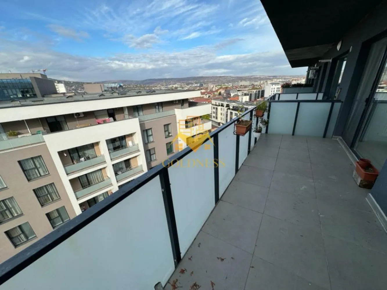 2 camere, bloc nou, terasa, zona Piata Mihai Viteazu, Ntt Data, Bosch - GOLDNESS Imobiliare vă propune spre inchiriere un apartament cu 2 camere complet mobilat și utilat, la etajul 5 într-un imobil de 6 etaje, în zona centrala. Apartamentul este compartimentat astfel: - dormitor cu pat matrimonial, noptiere, dulap pentru haine - living cu bucatarie open-space complet utilată, canapea extensibilă, loc de servit masa - baie cu cabina de dus, calorifer port prosop inox și dulap pentru depozitare. - terasa de 12 mp. Imobilul este dotat cu toate cele necesare- centrală proprie, mașină de spălat haine, frigider, plită electrică, hotă, etc. Se află în apropierea stațiilor de transport în comun, magazine, restaurante, spații verzi, farmacii, etc. Dacă sunteți interesați de acest apartament și doriți să îl vizionați, dar și pentru alte oferte sau detalii nu ezitați să ne contactați telefonic sau prin e-mail. Vă stăm la dispoziție! }}