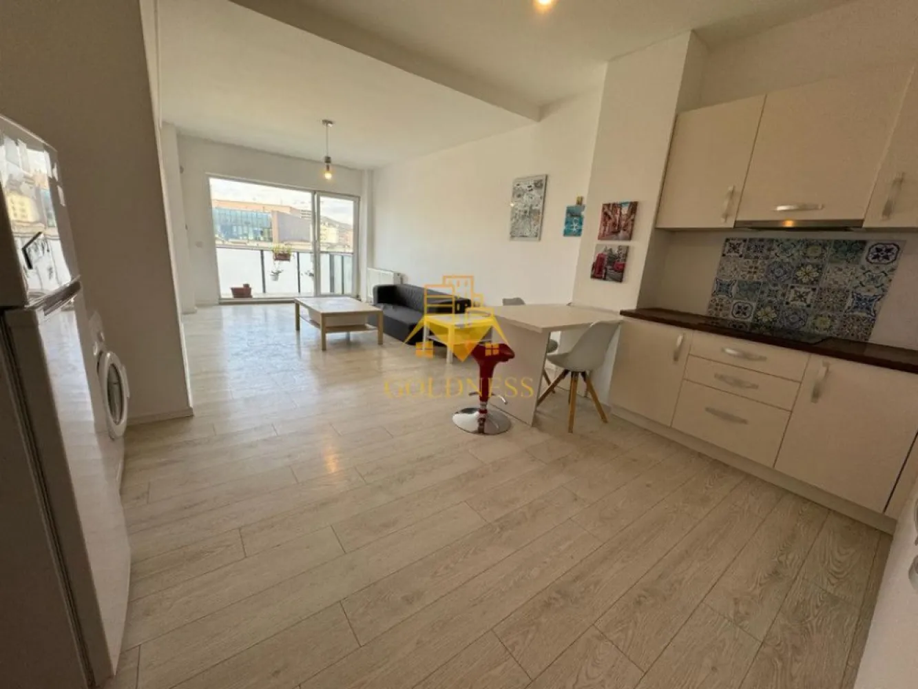 2 camere, bloc nou, terasa, zona Piata Mihai Viteazu, Ntt Data, Bosch - GOLDNESS Imobiliare vă propune spre inchiriere un apartament cu 2 camere complet mobilat și utilat, la etajul 5 într-un imobil de 6 etaje, în zona centrala. Apartamentul este compartimentat astfel: - dormitor cu pat matrimonial, noptiere, dulap pentru haine - living cu bucatarie open-space complet utilată, canapea extensibilă, loc de servit masa - baie cu cabina de dus, calorifer port prosop inox și dulap pentru depozitare. - terasa de 12 mp. Imobilul este dotat cu toate cele necesare- centrală proprie, mașină de spălat haine, frigider, plită electrică, hotă, etc. Se află în apropierea stațiilor de transport în comun, magazine, restaurante, spații verzi, farmacii, etc. Dacă sunteți interesați de acest apartament și doriți să îl vizionați, dar și pentru alte oferte sau detalii nu ezitați să ne contactați telefonic sau prin e-mail. Vă stăm la dispoziție! }}